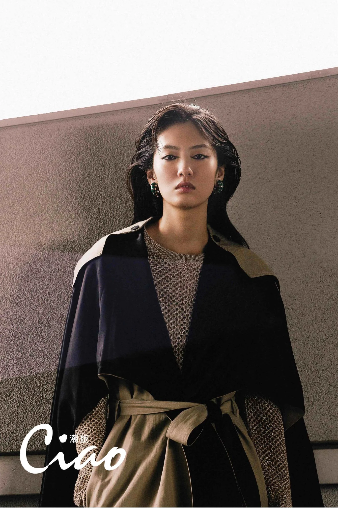 【時尚】撞色綁帶造型洋裝、草率色亮面低跟穆勒鞋、棕色皮革包邊帆布hug包／ferragamo、針織流蘇長洋裝／allsaints。