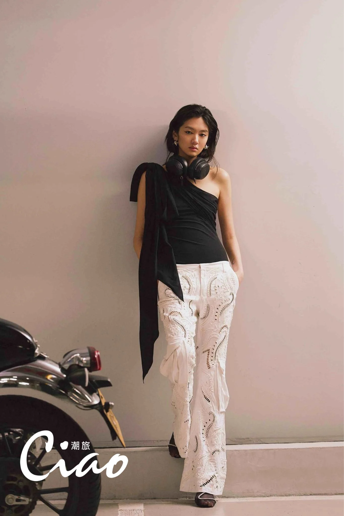 【時尚】斜肩綁帶上衣／h&m Studio、刺繡串珠鏤空長褲／blugirl、鑽飾高跟鞋／celine、銀色造型耳環／ferragamo、耳機造型手拿包／longchamp 3