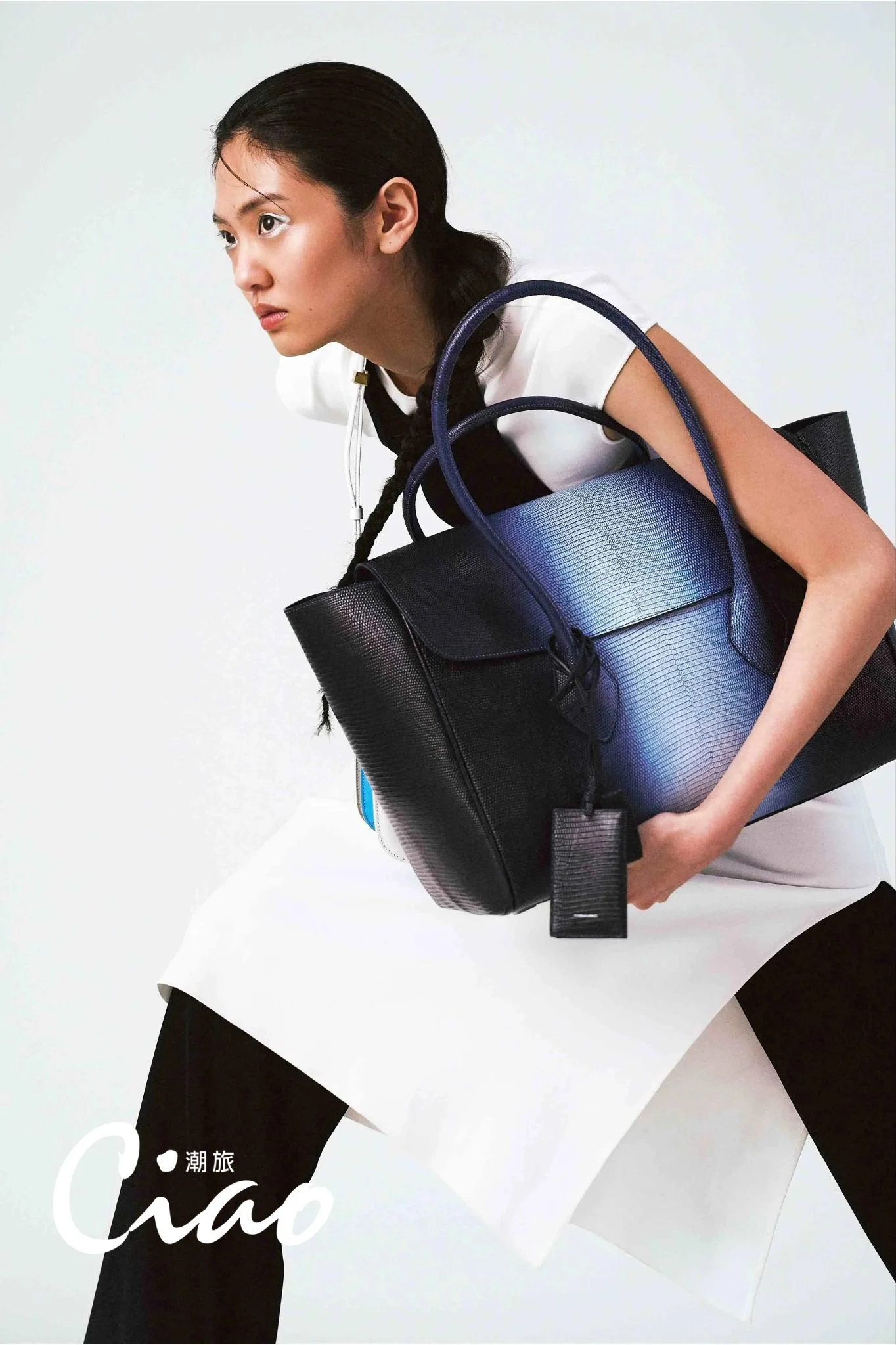 【時尚】黑綠白拼接洋裝、黑色長褲、藍黑漸層造型皮革托特包、藍白撞色fiamma肩背包／ferragamo、黑色皮革涼鞋／longchamp 5