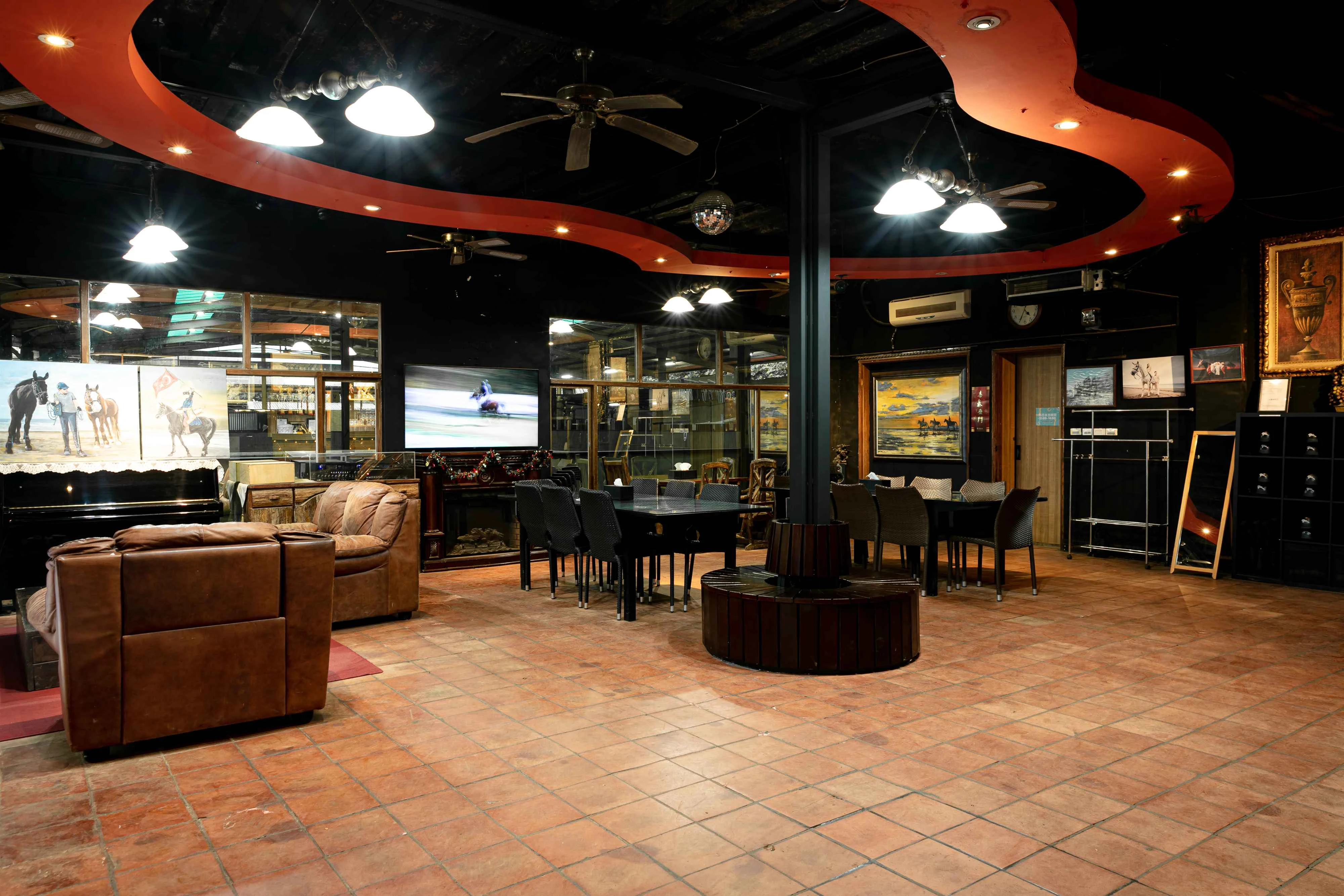【馬場】接待大廳提供舒適的休息空間，遊客可在此享用美食及觀賞馬術相關影片。