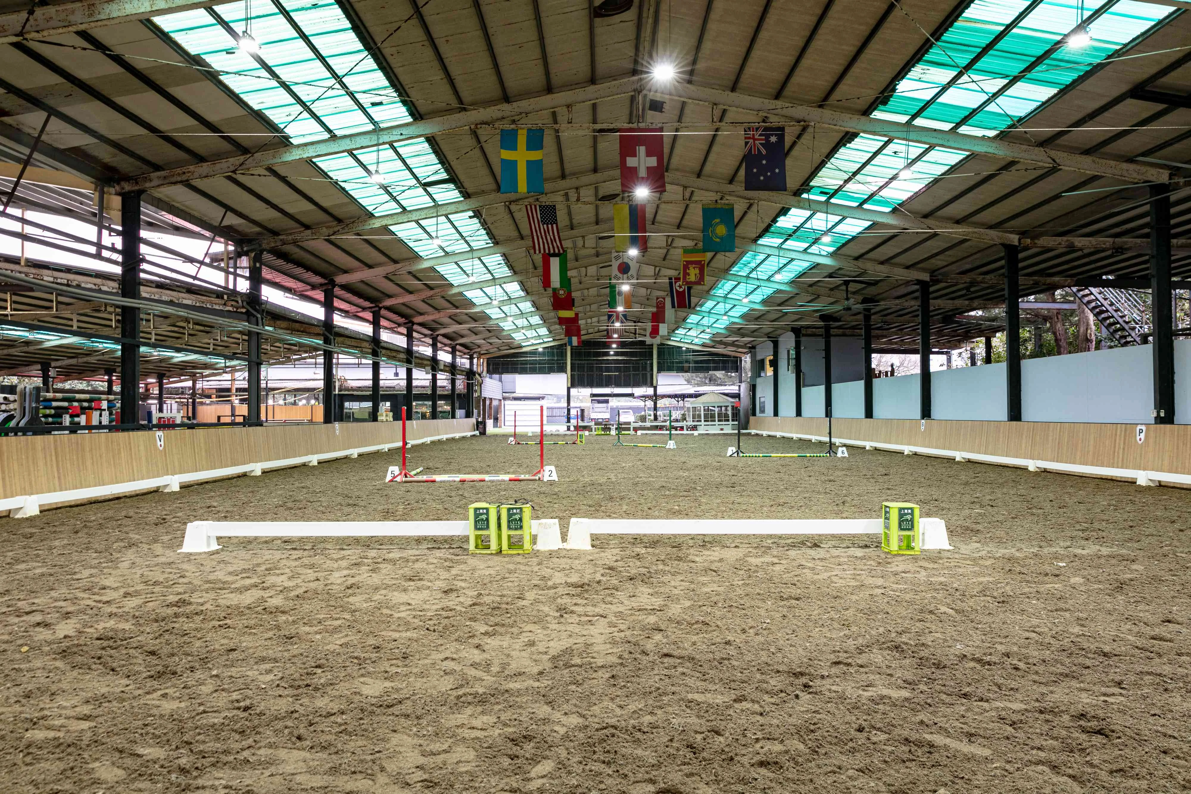 【馬場】除遊客體驗外，場地同時也是障礙賽的練習場，因此設有如跳高架般的障礙。