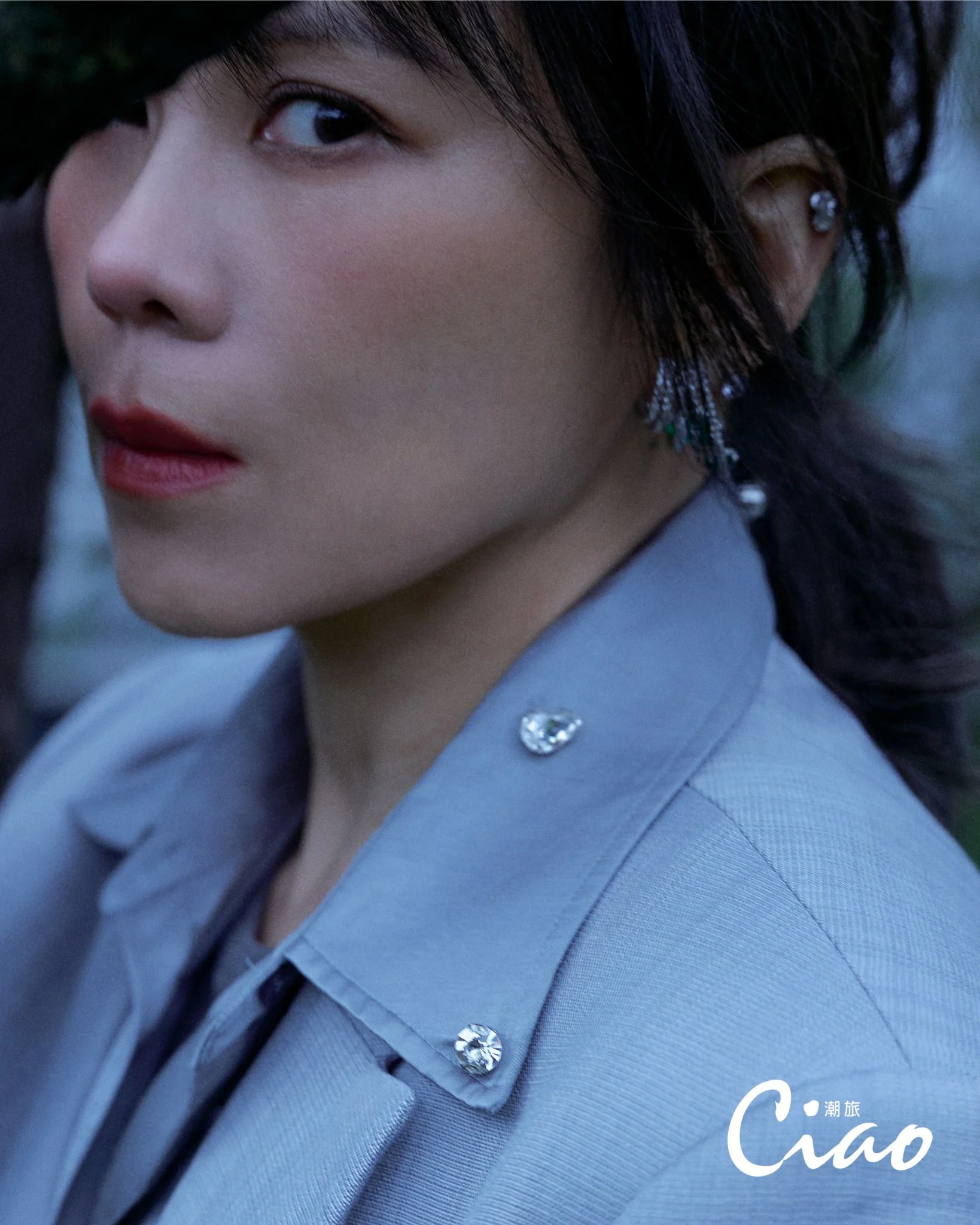 【ciao潮旅】tanya蔡健雅，灰色織紋西裝外套、西裝寬褲、灰綠色水鑽長袖襯衫、拼接鉚釘樂福鞋／sandro、螺旋形設計耳環／swarovski