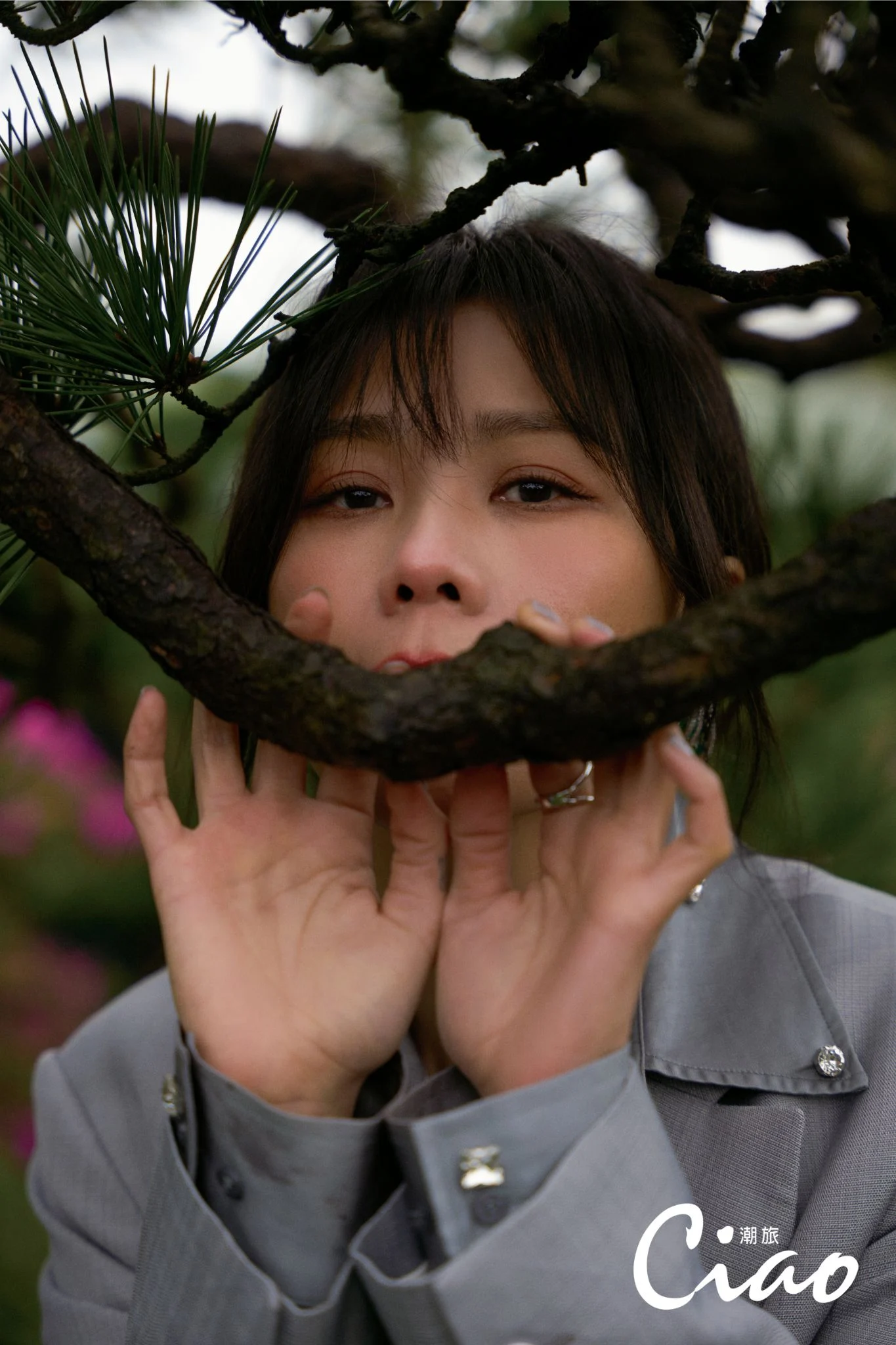 【ciao潮旅】tanya蔡健雅，灰色織紋西裝外套、西裝寬褲、灰綠色水鑽長袖襯衫、拼接鉚釘樂福鞋／sandro、螺旋形設計耳環／swarovski(2)