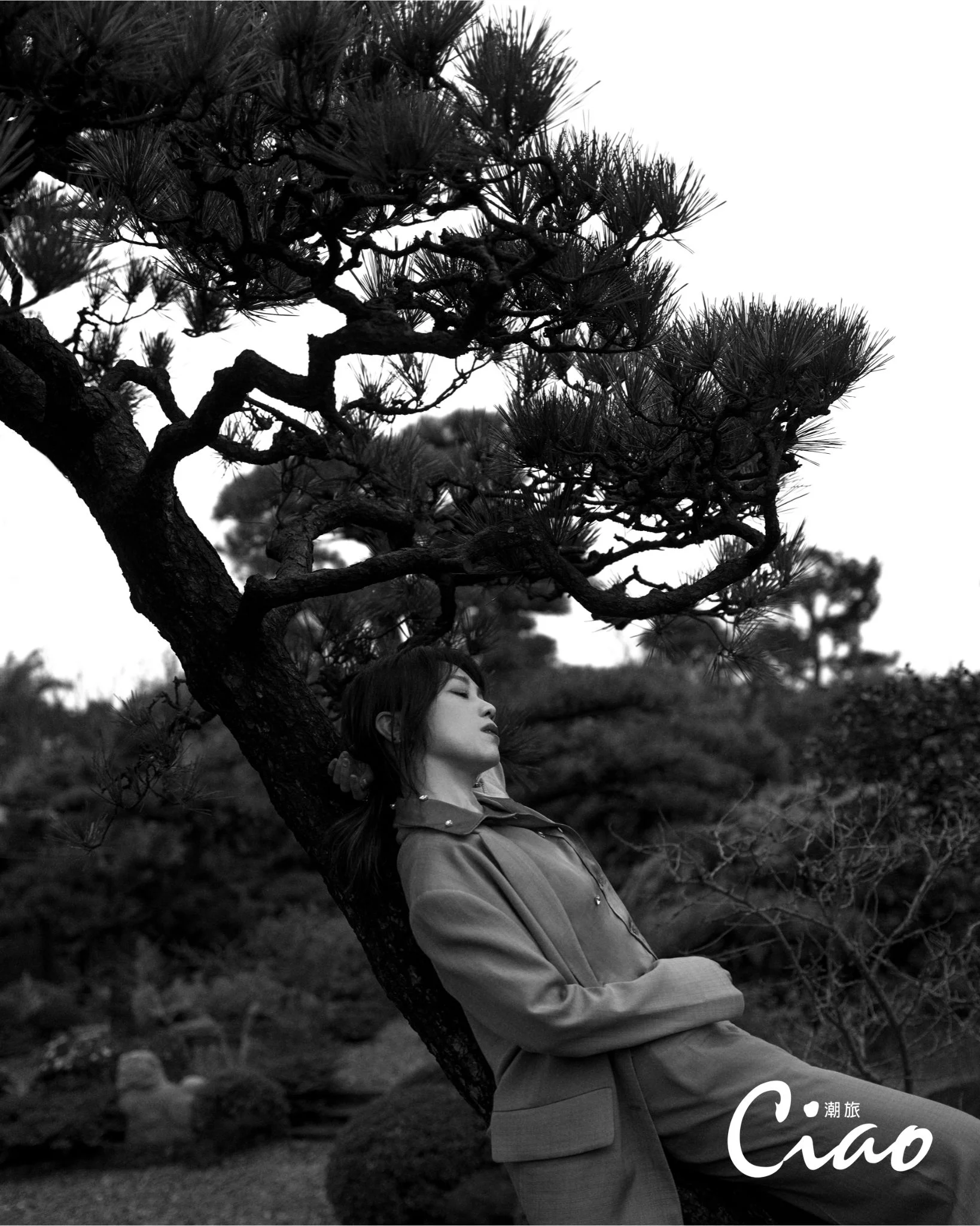 【ciao潮旅】tanya蔡健雅，灰色織紋西裝外套、西裝寬褲、灰綠色水鑽長袖襯衫、拼接鉚釘樂福鞋／sandro、螺旋形設計耳環／swarovski(3)