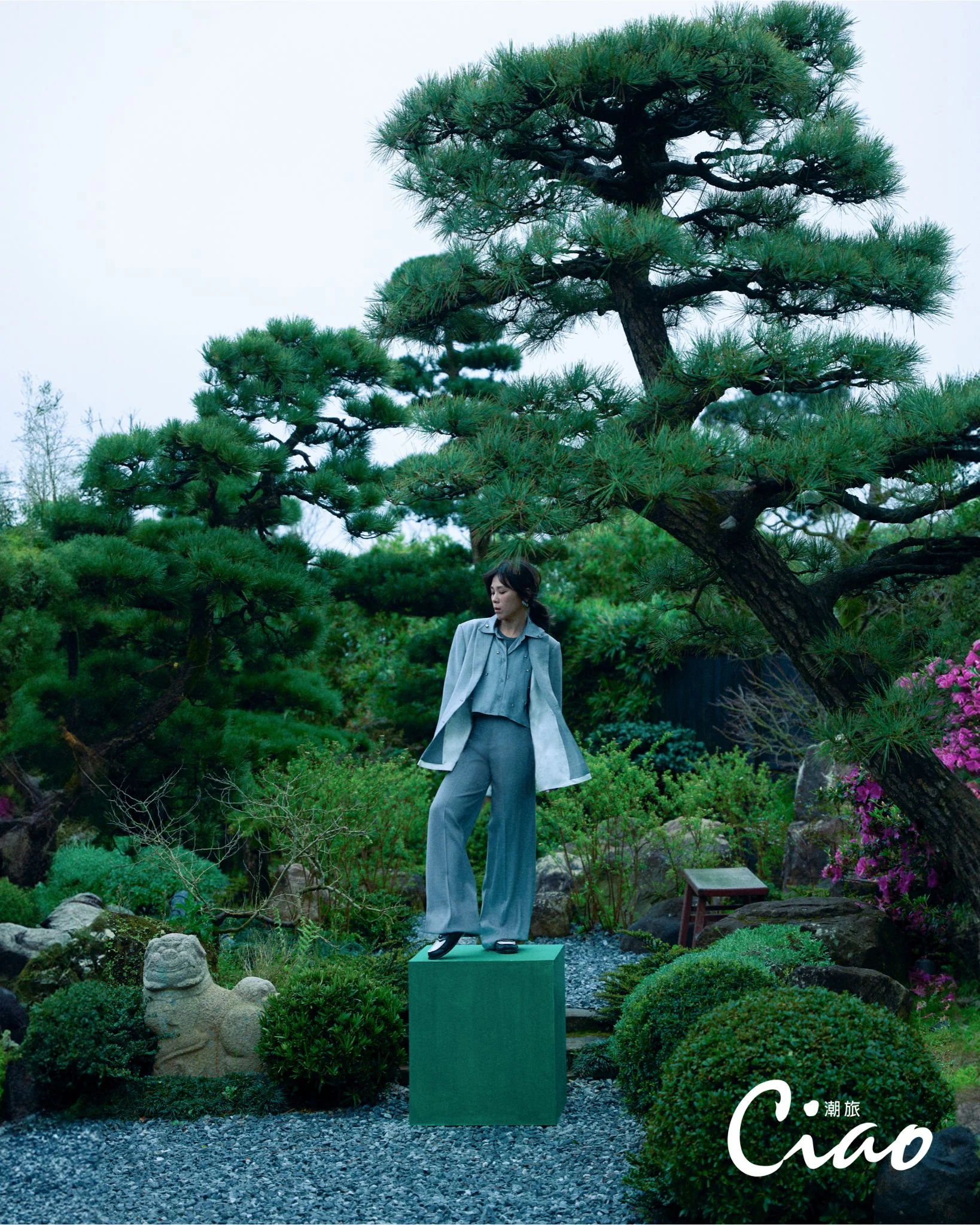 【ciao潮旅】tanya蔡健雅，灰色織紋西裝外套、西裝寬褲、灰綠色水鑽長袖襯衫、拼接鉚釘樂福鞋／sandro、螺旋形設計耳環／swarovski(4)