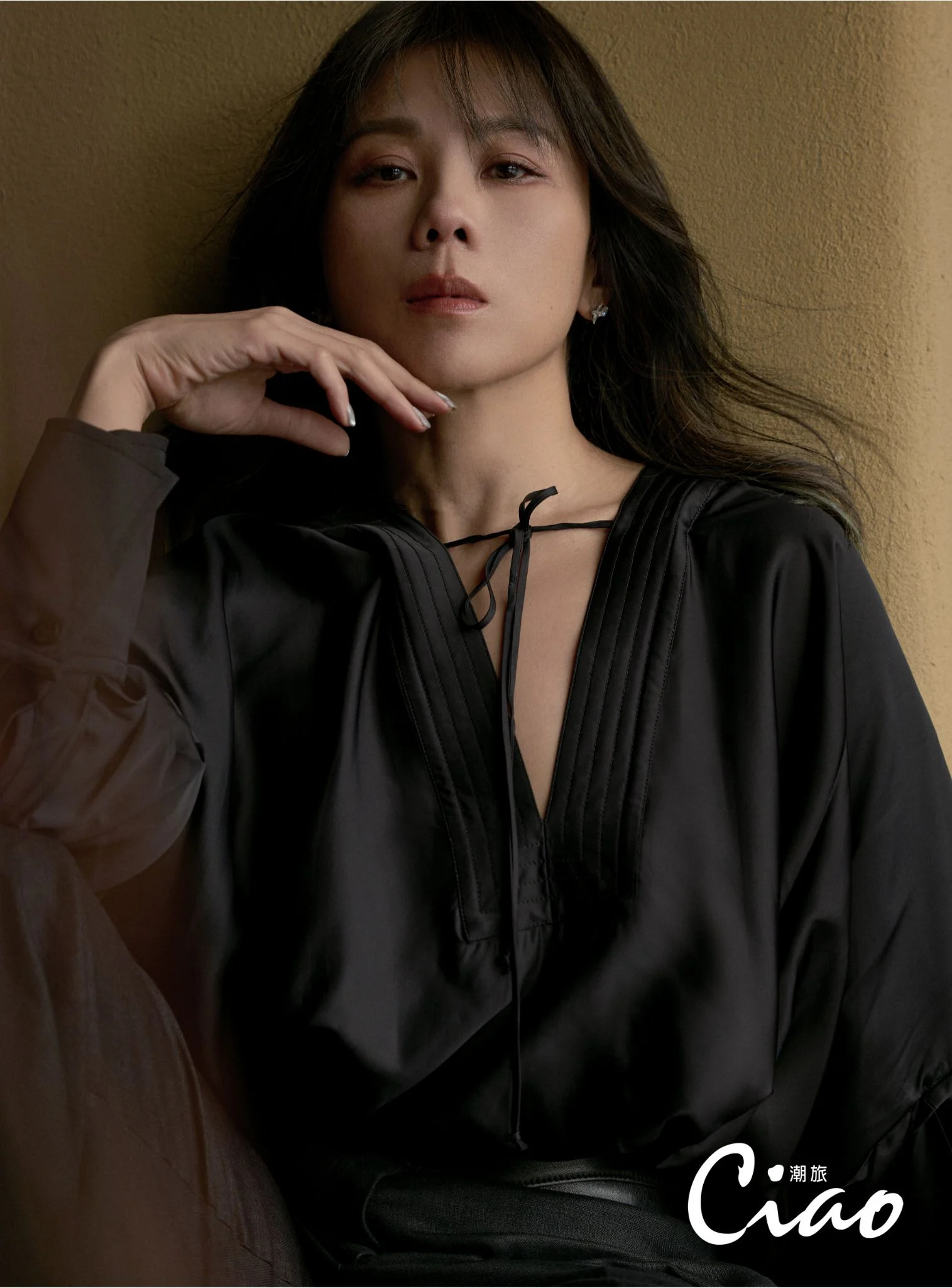 【ciao潮旅】tanya蔡健雅，黑色深v領襯衫、黑色長褲／ferragamo、黑色水晶鑽飾高跟鞋／jimmy Choo