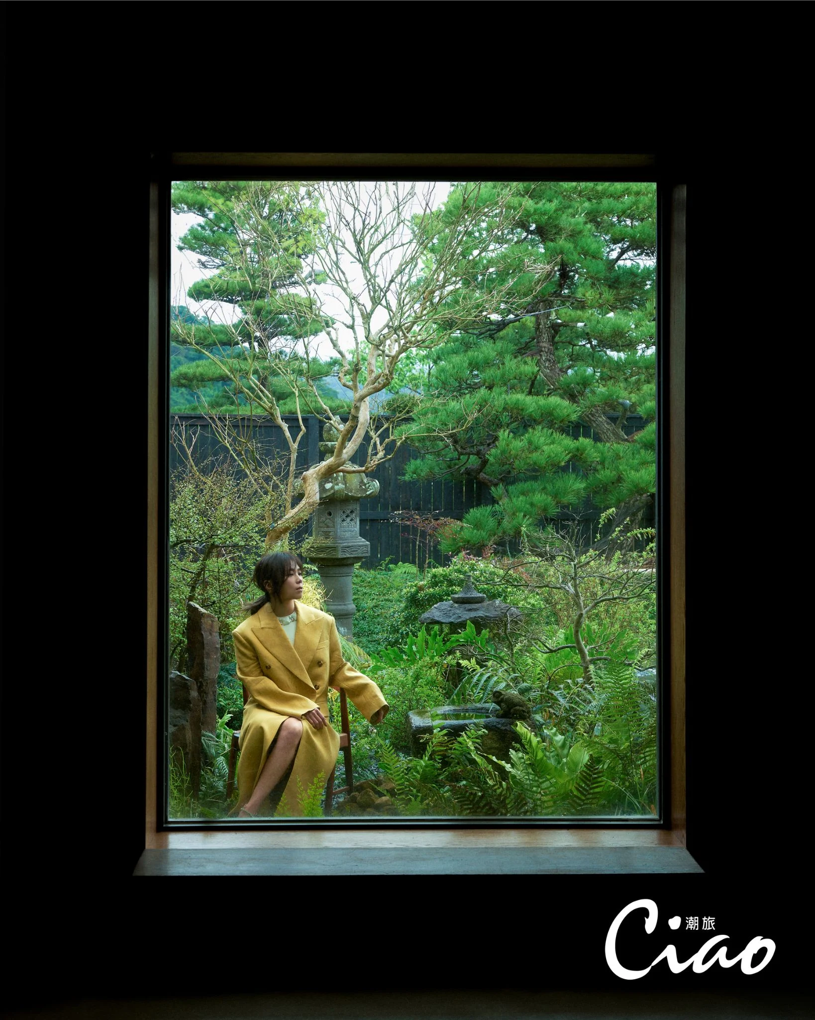 Ciao潮旅】tanya蔡健雅，白色洋裝／versace、雙排釦長大衣／h&m Studio、墨綠色鑽飾高跟鞋／jimmy Choo