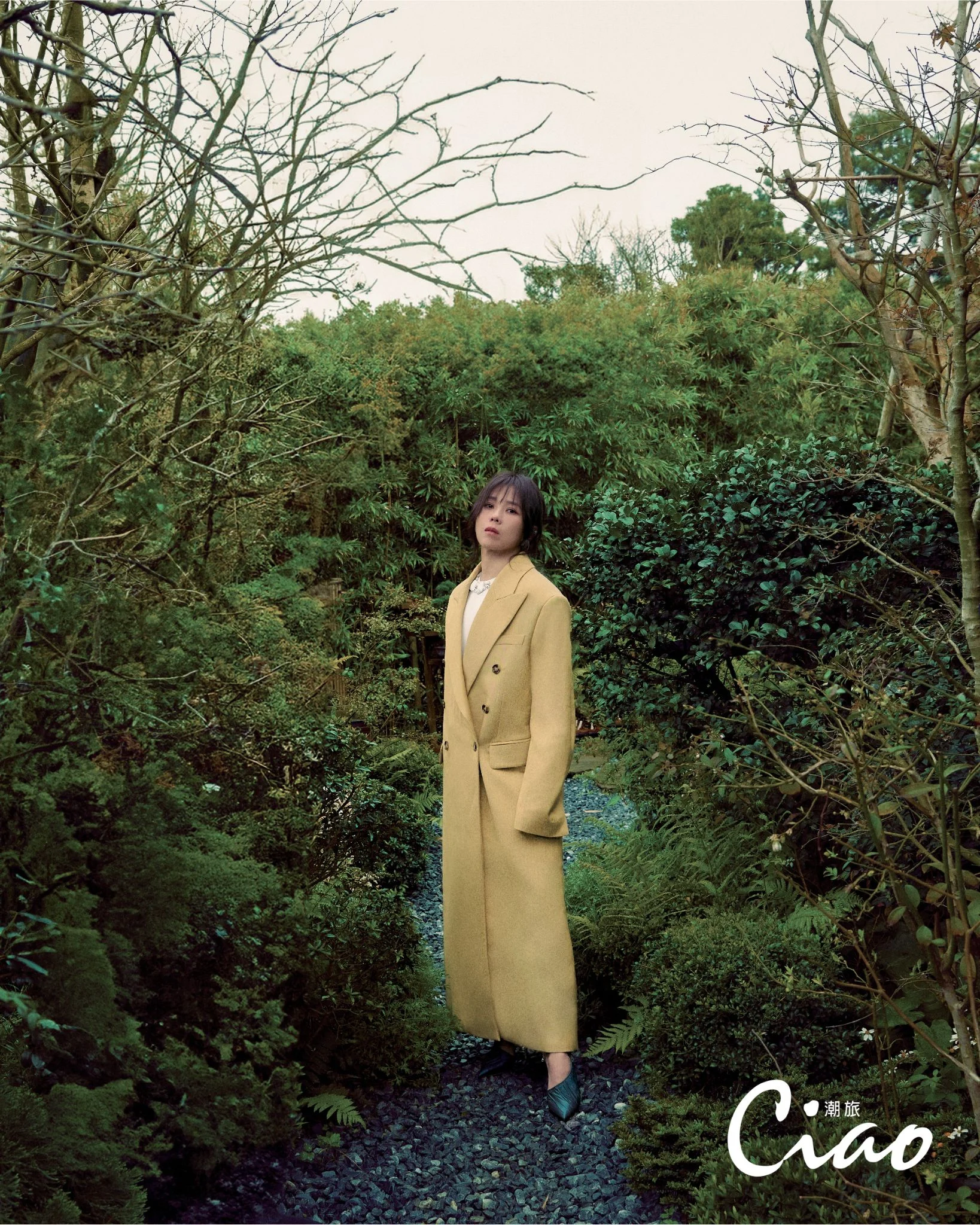 Ciao潮旅】tanya蔡健雅，白色洋裝／versace、雙排釦長大衣／h&m Studio、墨綠色鑽飾高跟鞋／jimmy Choo(2)