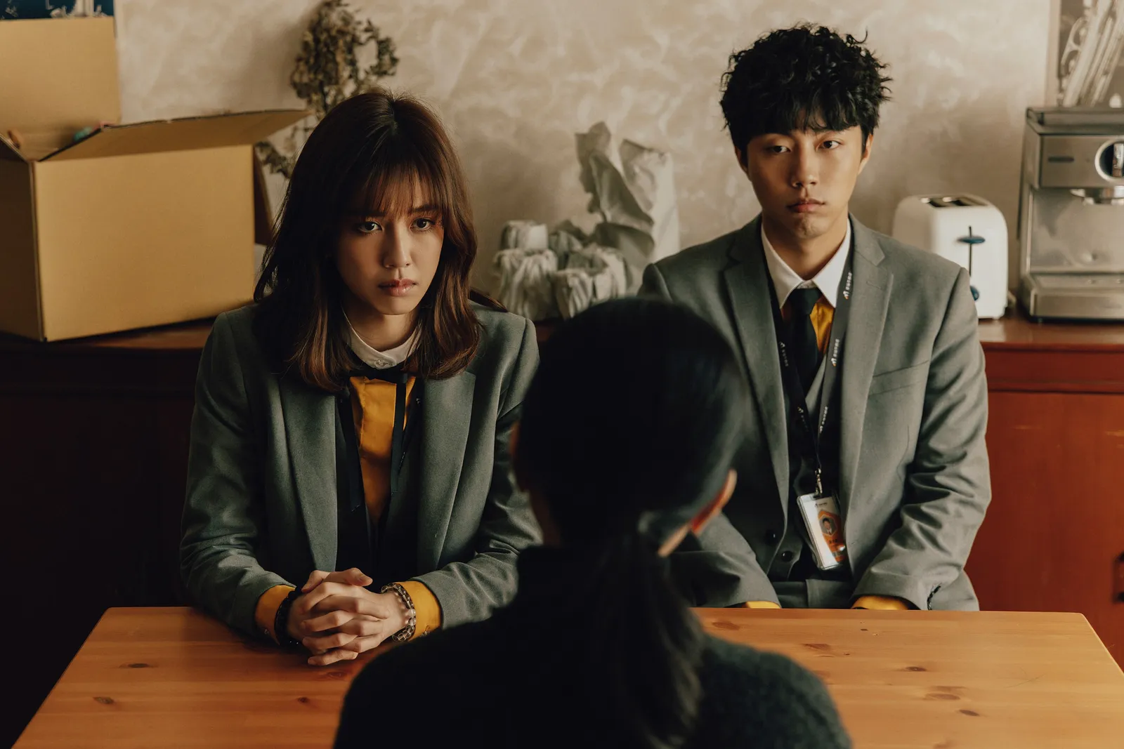 台劇《幸福房屋事件簿》陳庭妮（左）飾演資深房仲，帶著新進菜鳥蔡凡熙（右）四處查訪疑似發生過兇案的房源。