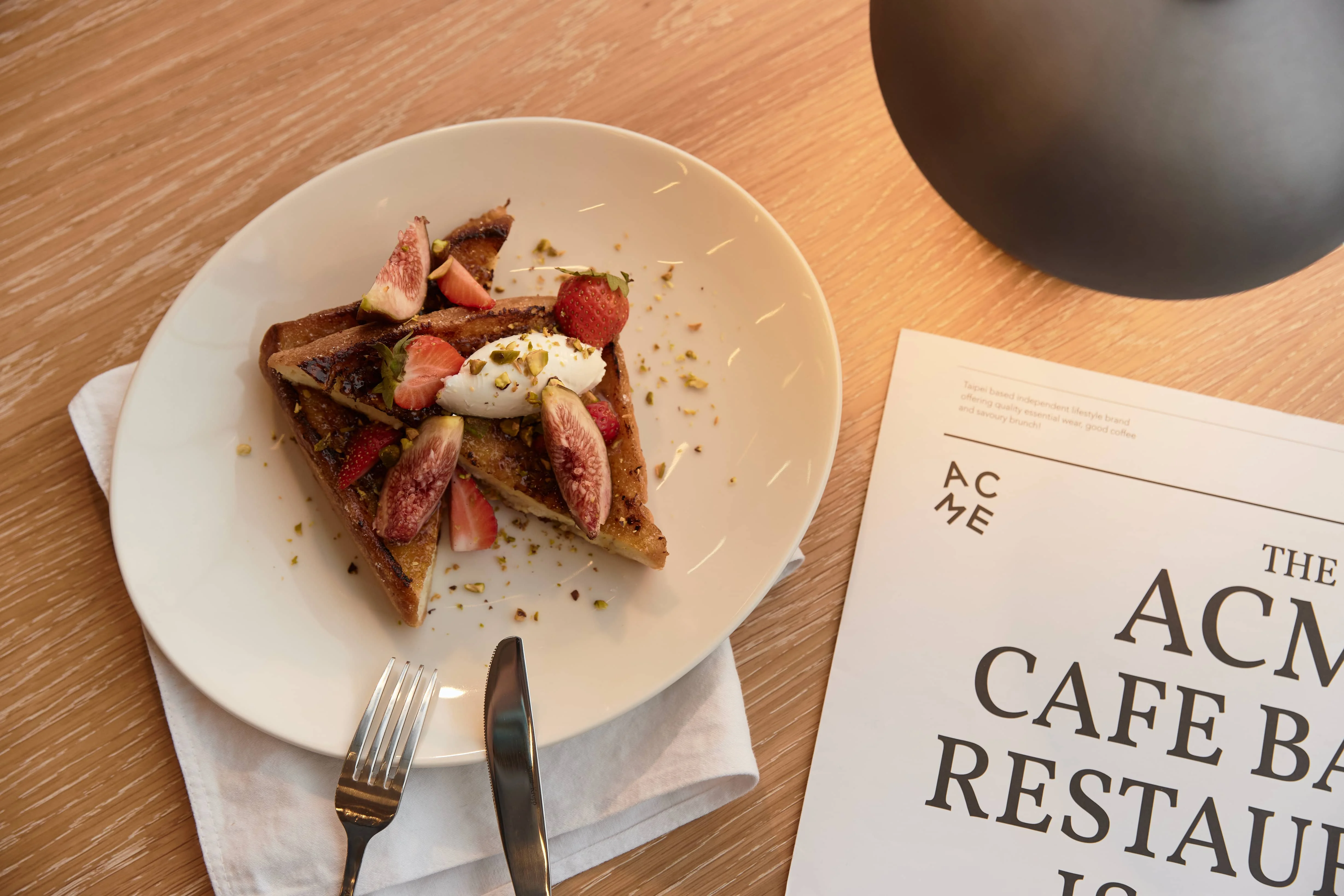 【早午餐推薦】以外酥內軟的吐司搭配新鮮草莓、無花果，再佐上瑪斯卡彭起司的人氣品項「經典草莓無花果法式吐司」。© Acme