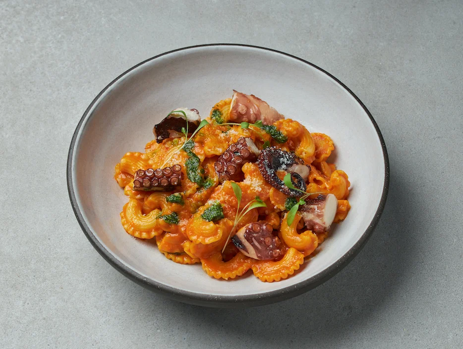 【早午餐推薦】以手工雞冠麵與炭烤紅甜椒醬汁為基礎，配上口感柔嫩的章魚腳、生火腿，可說是饕客必點。© Lille M Tuya