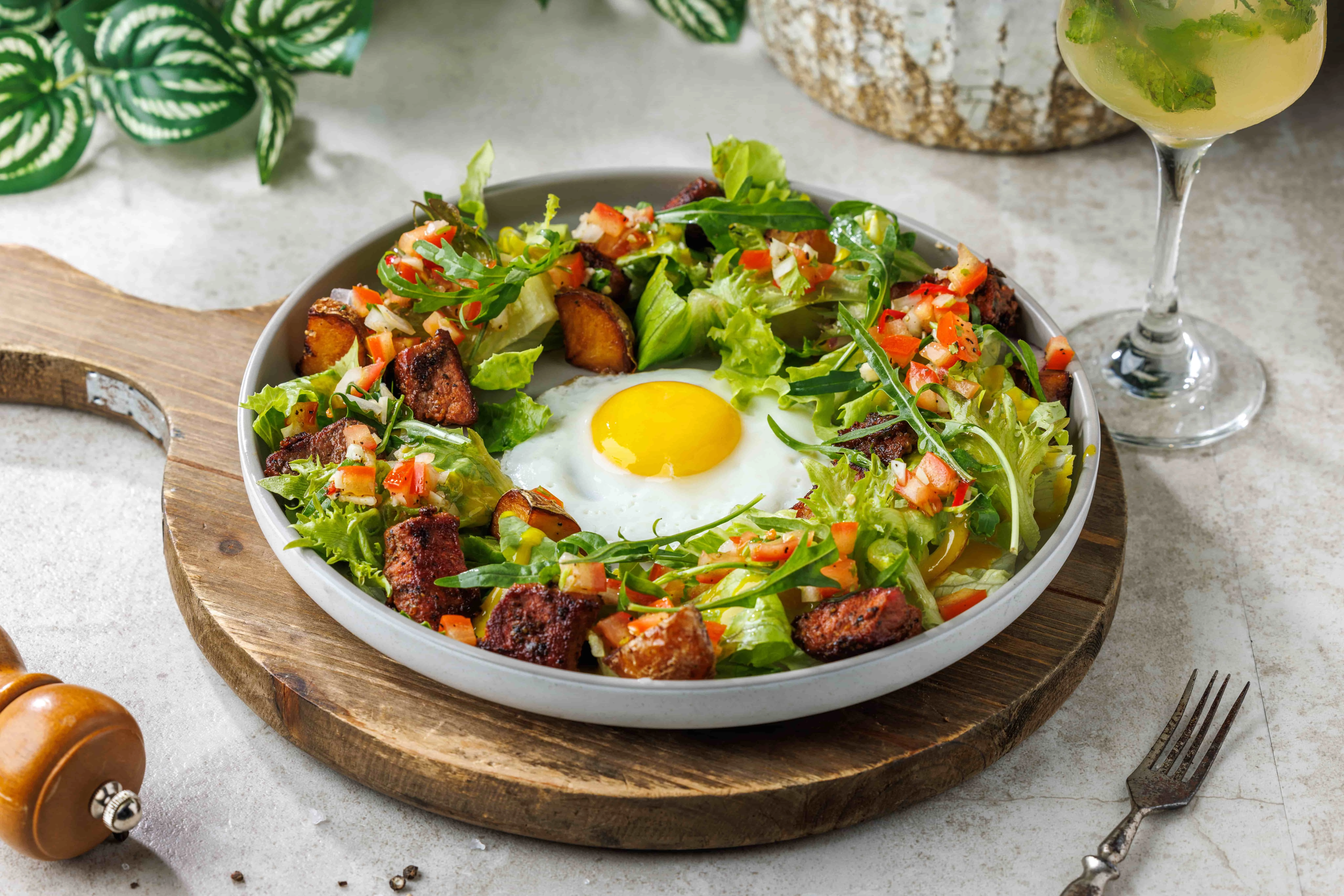 【早午餐推薦】以澳洲菲力與生菜、牛番茄、酸黃瓜、太陽蛋及墨西哥烤餅搭配，讓視覺與味覺同步大滿足。© Chill Chill Brunch