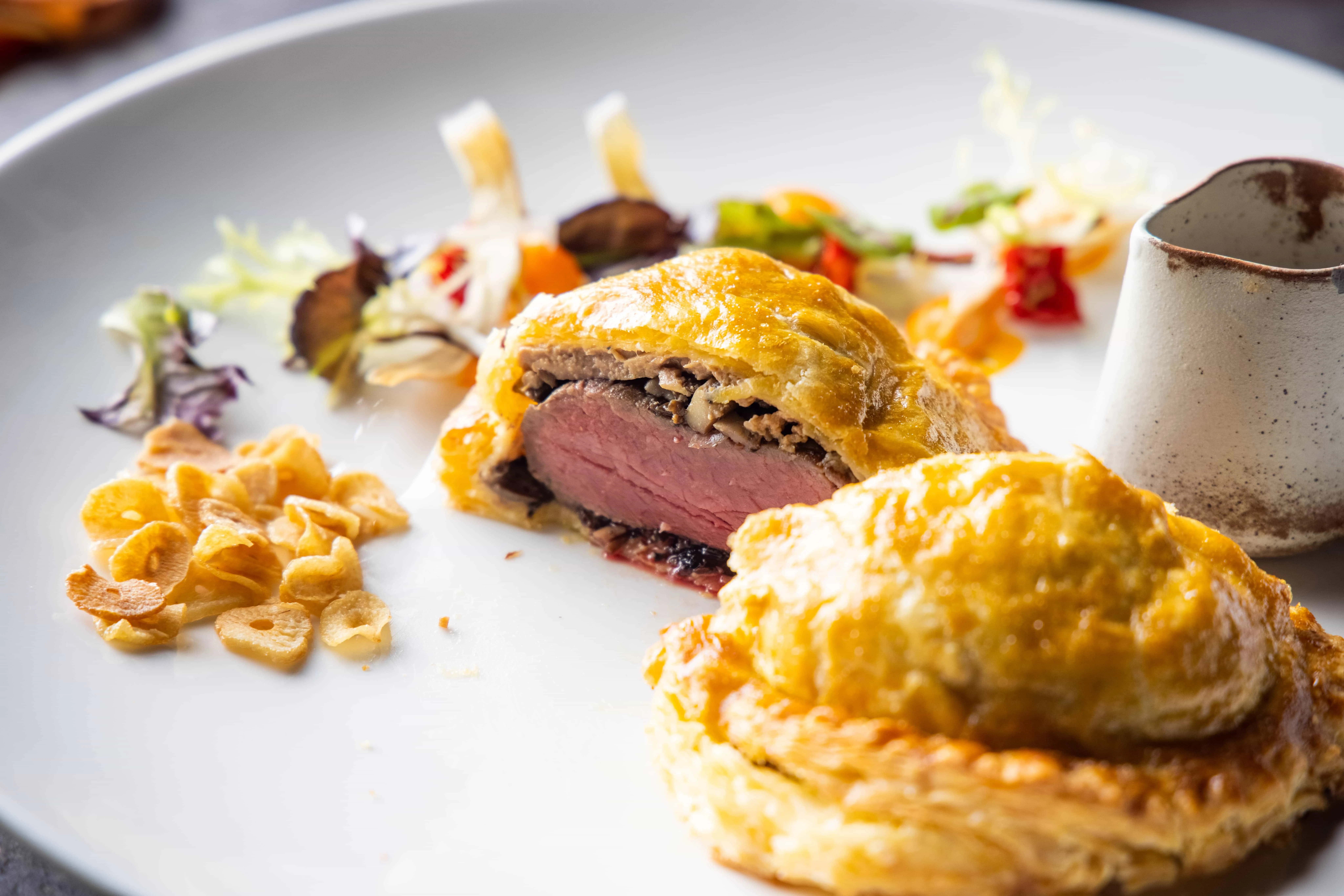 【早午餐推薦】在早午餐菜單中極少見的威靈頓牛排。© Chill Chill Brunch