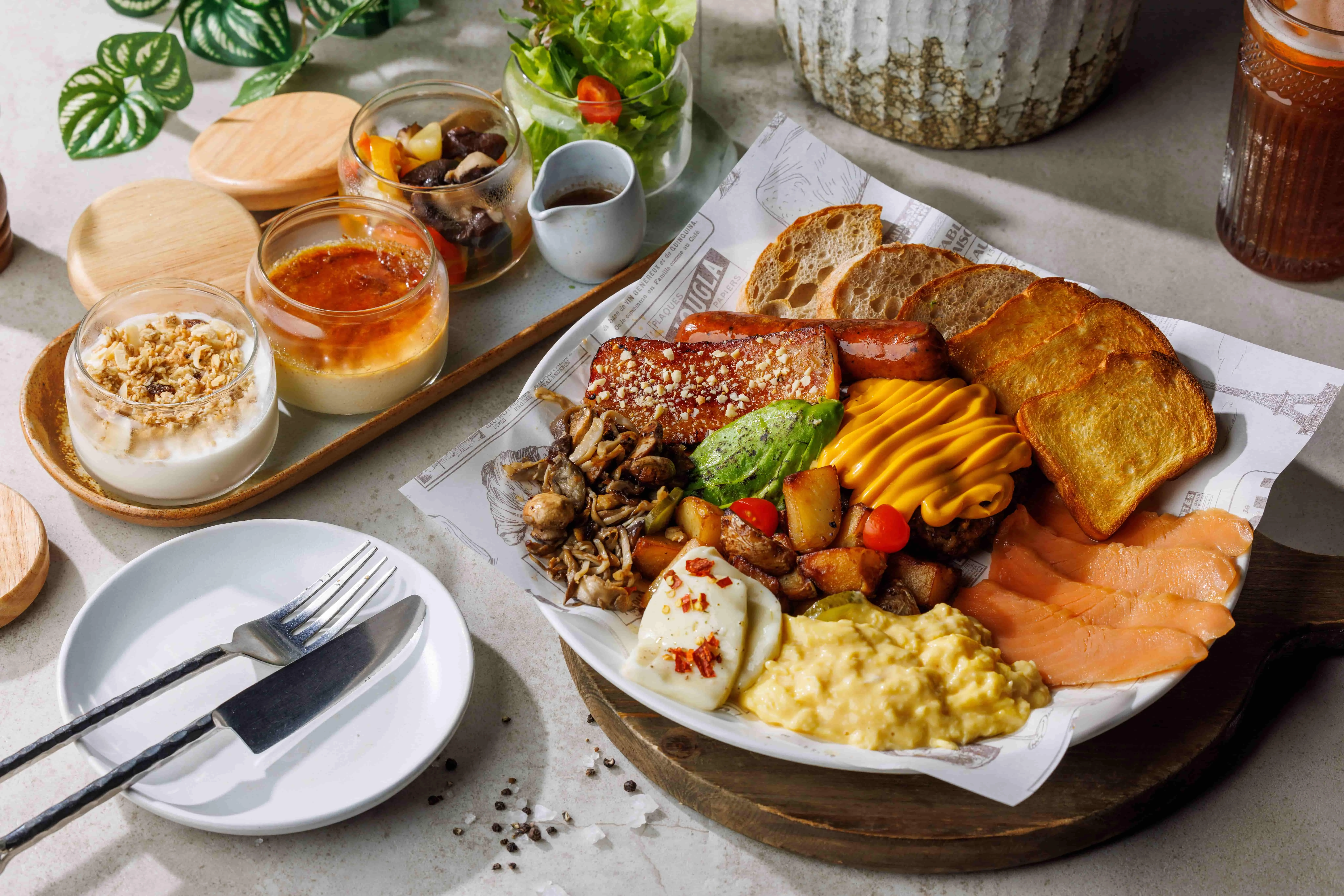 【早午餐推薦】拼盤內容除了焦糖厚培根、手打漢堡排等肉食外，還附上希臘優格、焦糖布蕾等較清爽的配餐選擇。© Chill Chill Brunch