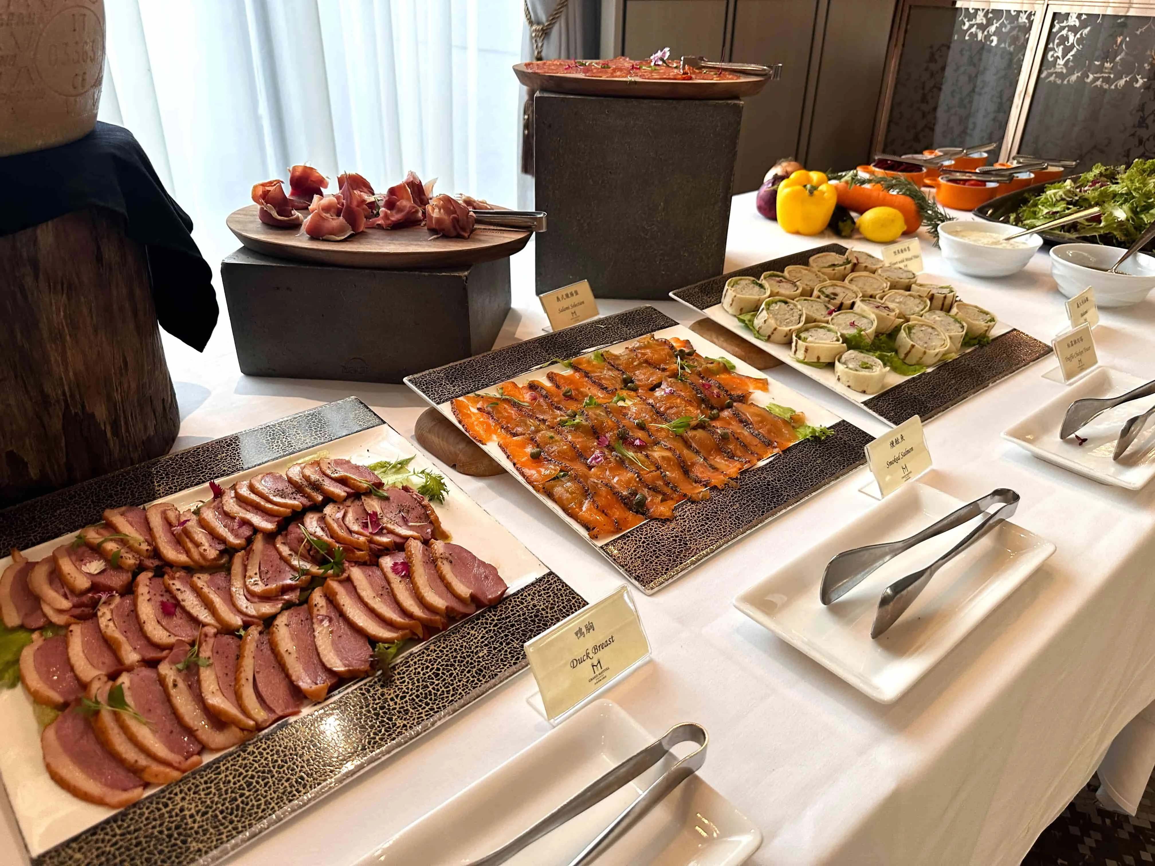 【早午餐推薦】自助餐檯提供松露雞肉塔、燻鮭魚及鴨胸等經典義式料理。© 台北美福大飯店 Tuya