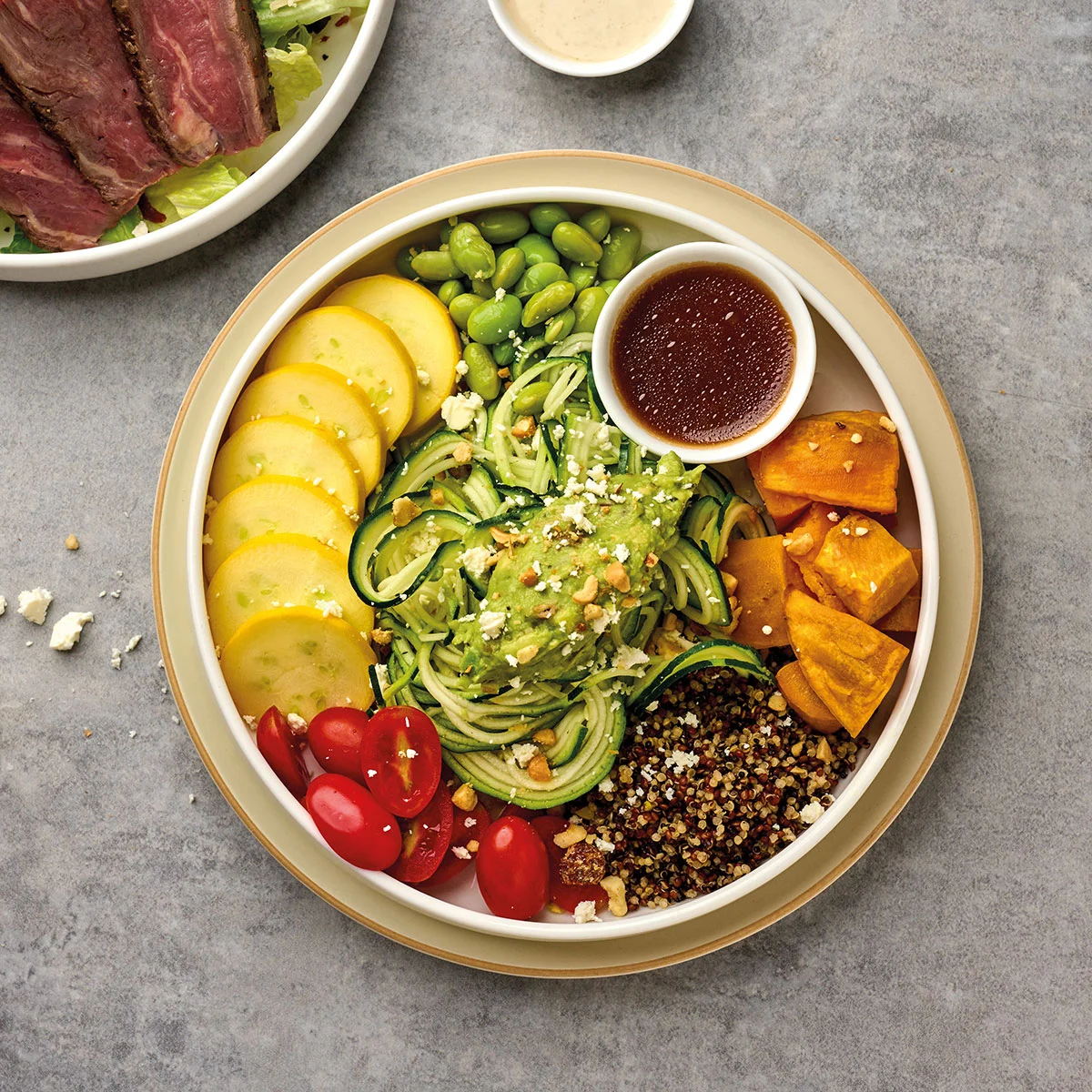 【早午餐推薦】雙色櫛瓜沙拉使用櫛瓜取代澱粉，增進膳食纖維的攝取，再佐上藜麥、地瓜等健康食材，是營養滿分的早午餐選擇。© M One Café