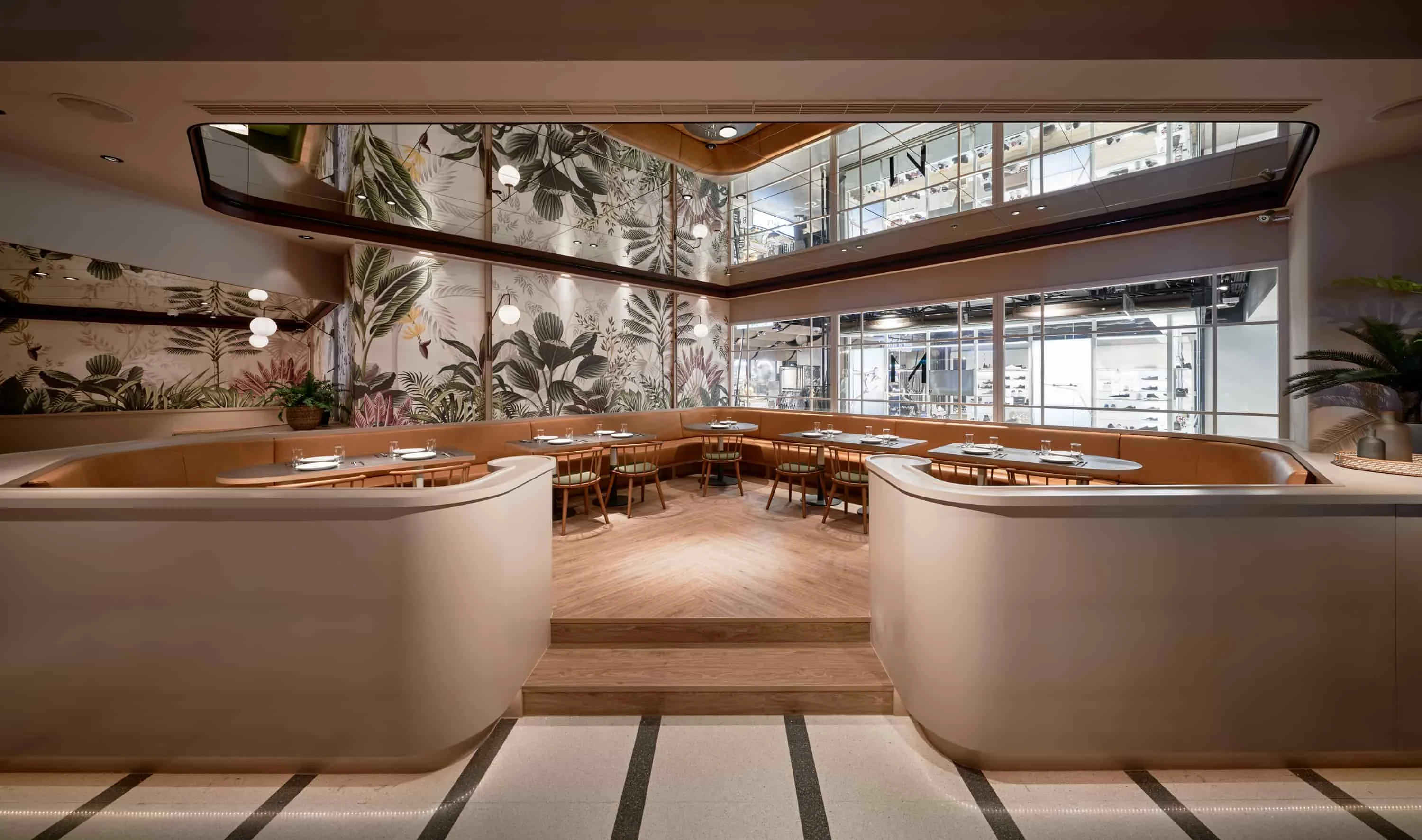 【早午餐推薦】餐廳中央的木地板空間，是最受歡迎的用餐區域。© M One Café Tuya