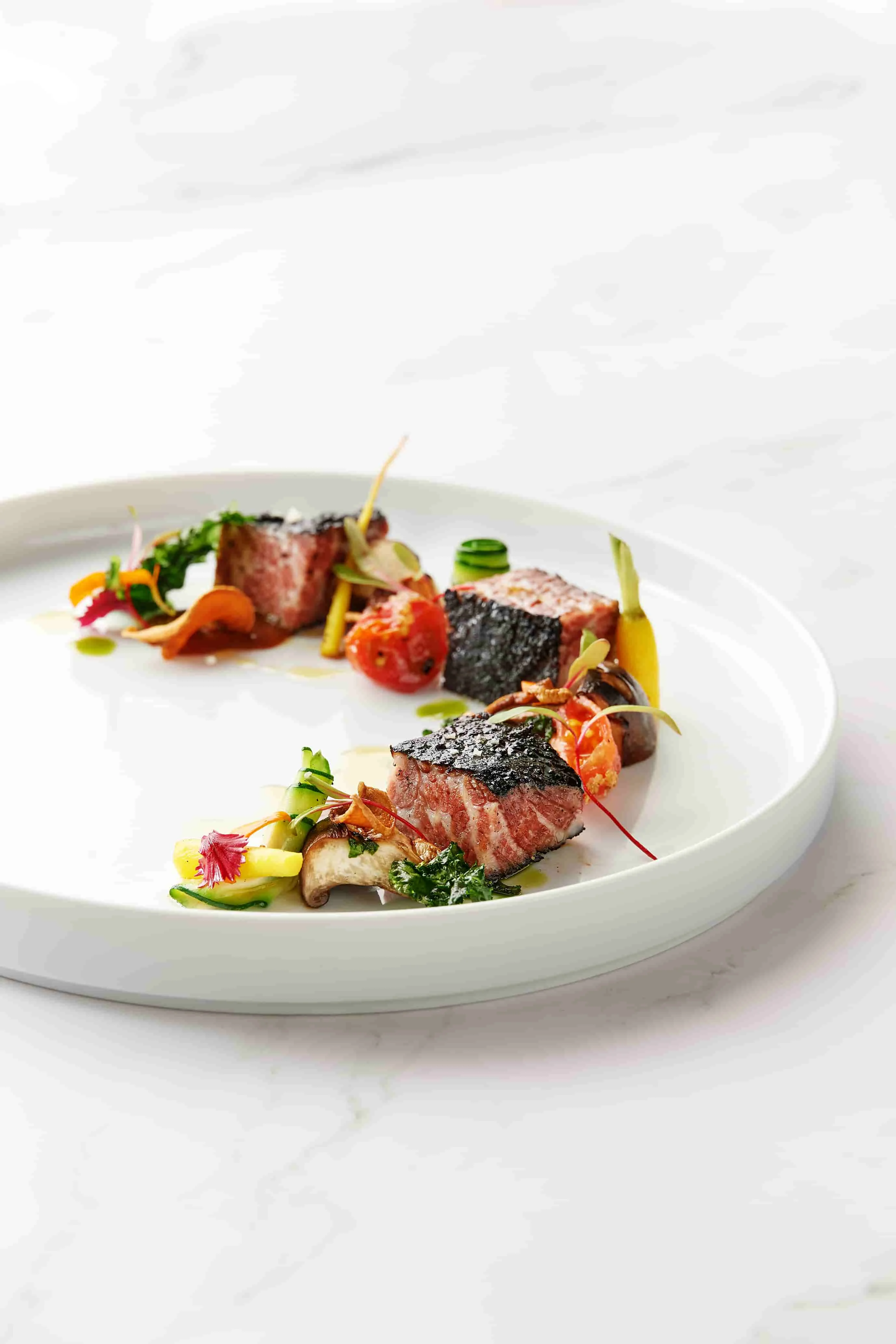 【早午餐推薦】鮮嫩多汁、脂香馥郁的牛小排，經低溫舒肥後沾裹天然竹炭粉，再煎烤至表面香脆。© 台北美福大飯店 Tuya