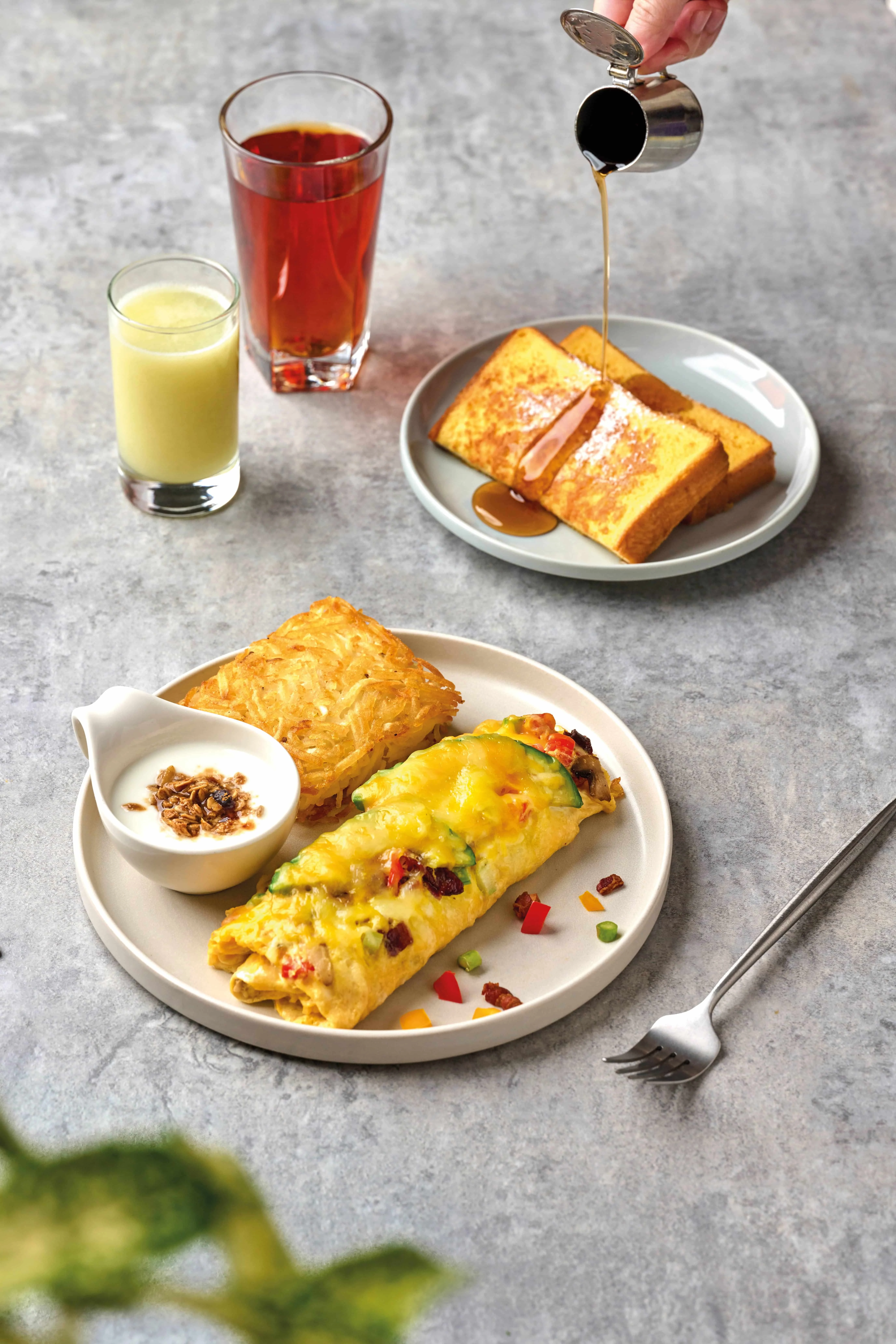 【早午餐推薦】m One Café招牌的什錦蛋捲，富含新鮮蔬菜、酪梨與培根等食材，每一口都能吃到扎實餡料。© M One Café Tuya Tuya