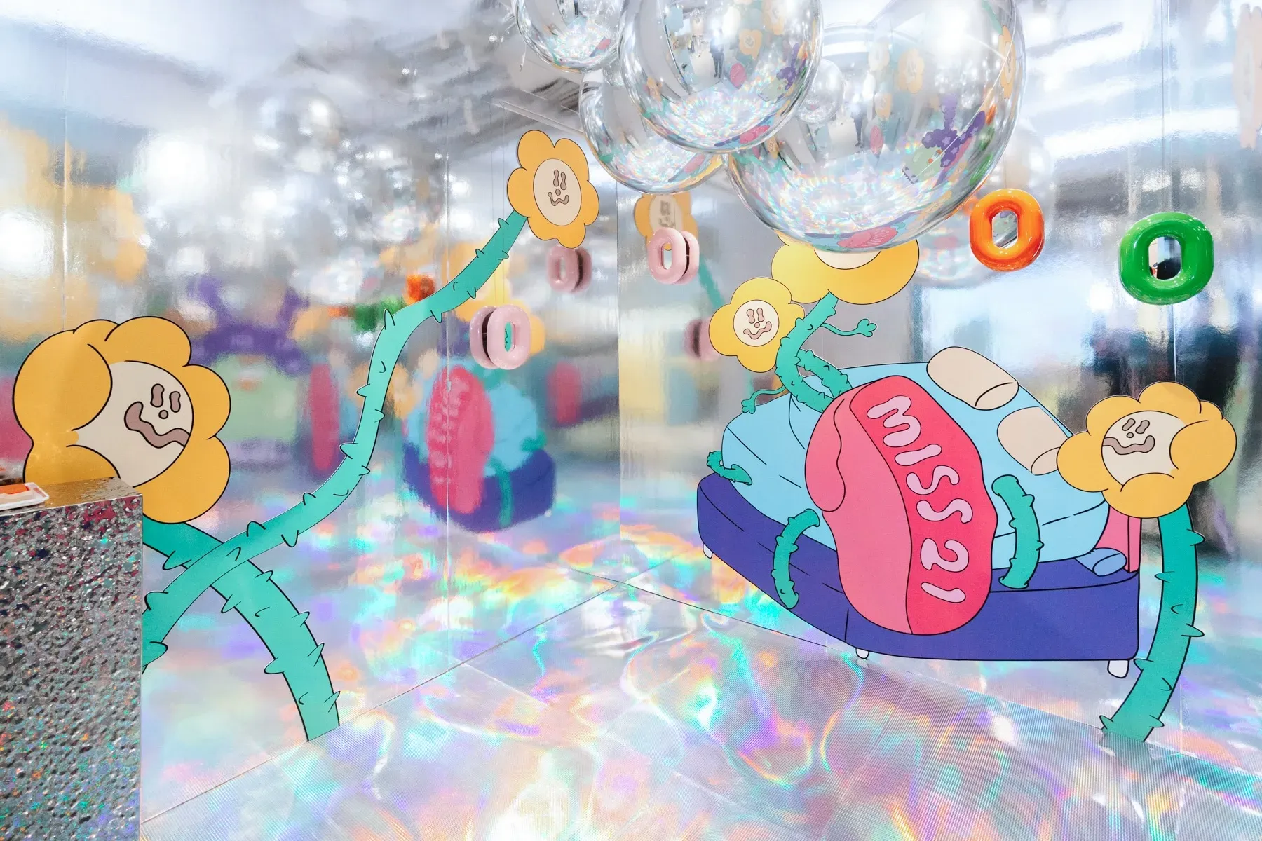 以kingjun 特別設計的聯名角色——交際花花為主題空間 打造店內最好拍的⾃戀密室 與朋友們一起留下美好的回憶