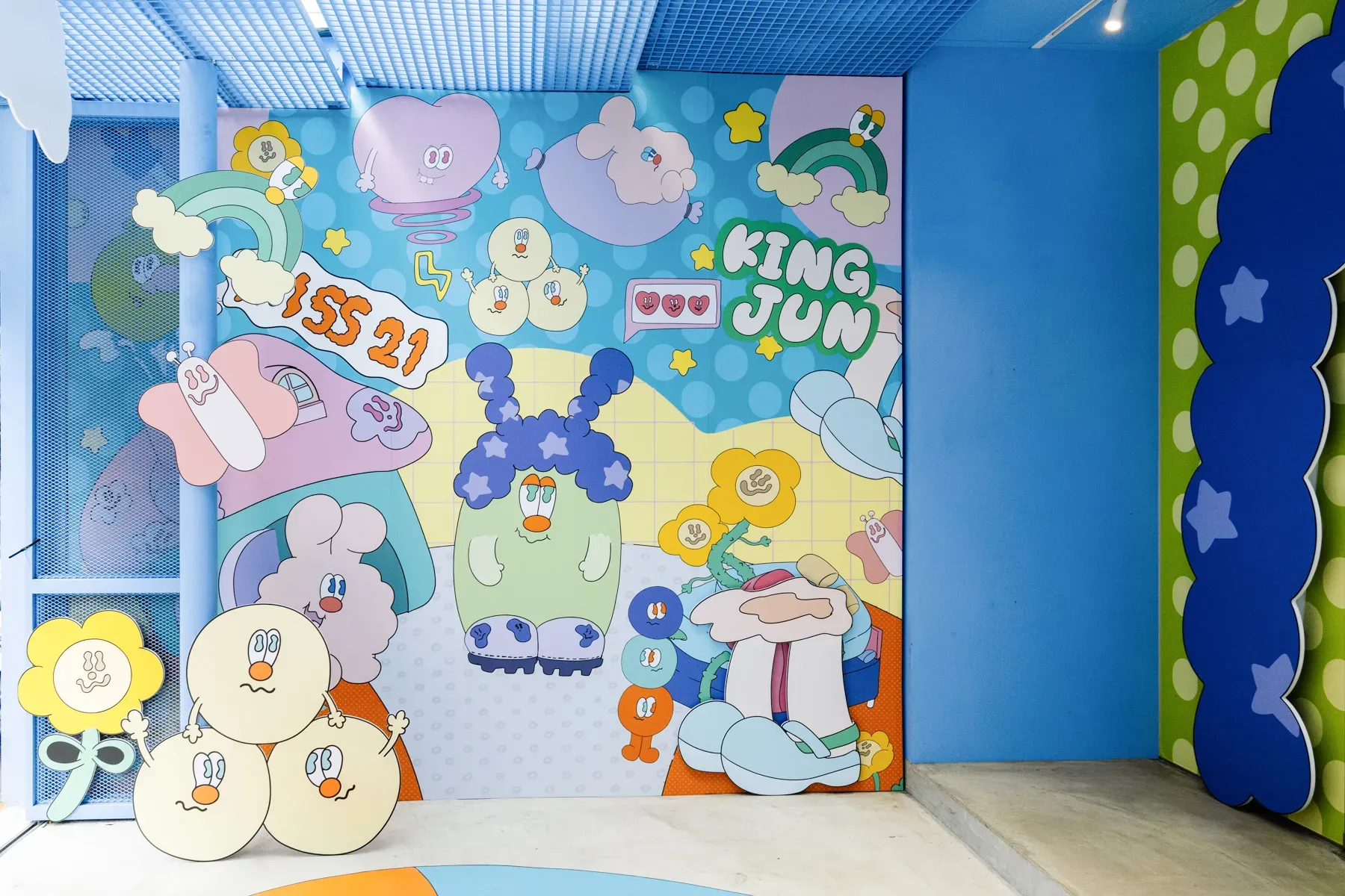 Miss 21 攜手人氣插畫家 Kingjun 聯名系列以經典童話故事「豌豆公主」作為主題概念 將敏感、害羞的少女 透過遇見 Kingjun 筆下世界的各個夥伴得到勇氣