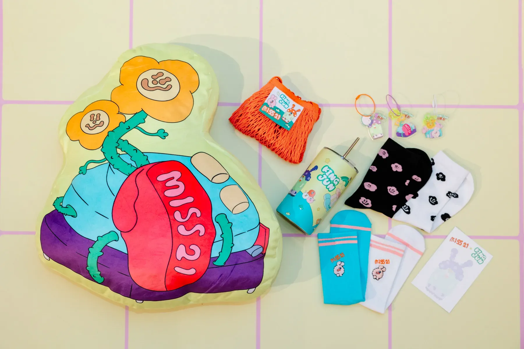 Miss 21 X Kingjun 聯名 Pop Up現場除了展售全系列的聯名鞋款之外 獨家周邊商品也會一起在快閃店中全數展出