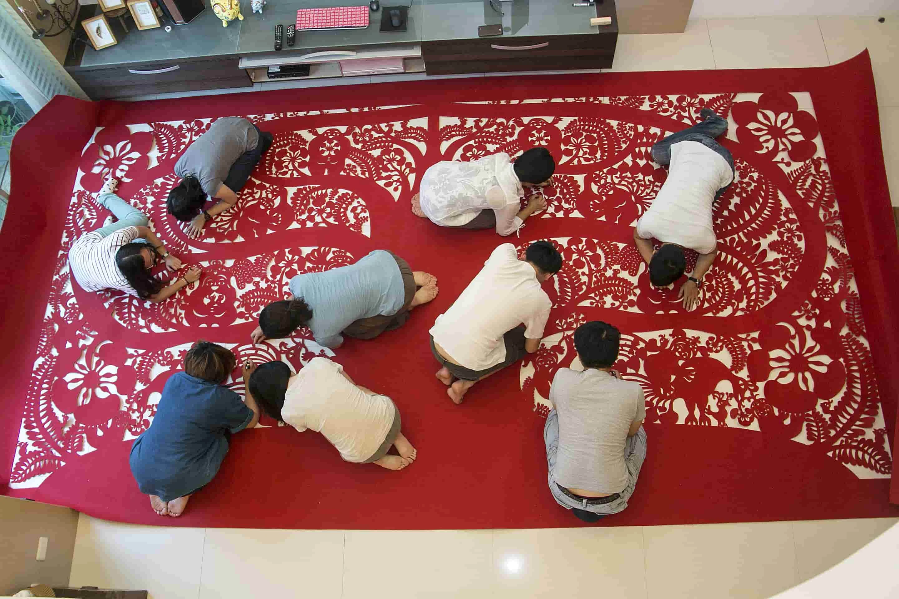 【楊士毅】他認為，所謂最好的工作，就是讓我們甘願彎腰跪地去努力的事情。