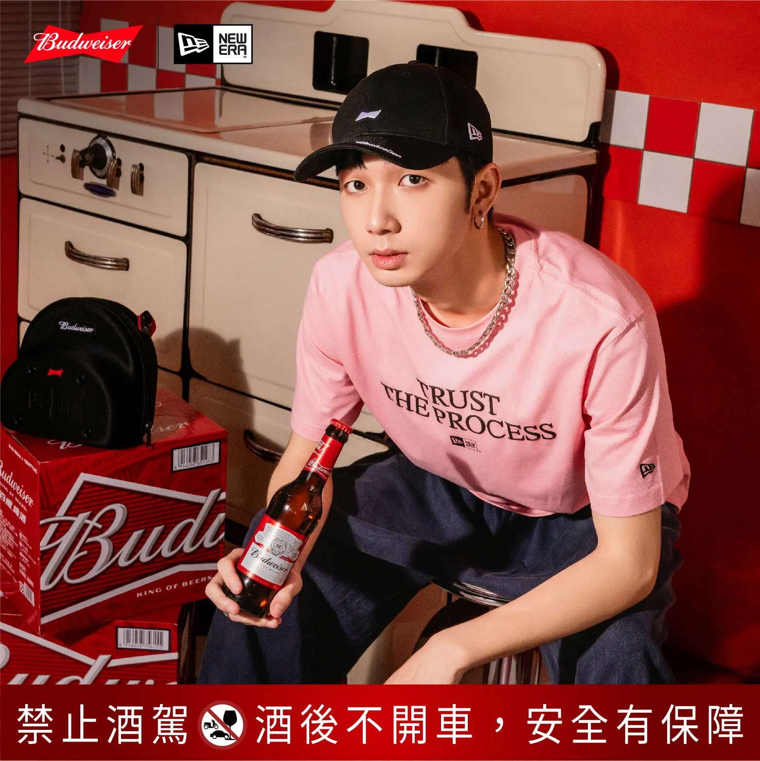【百威啤酒】百威啤酒與潮流品牌new Era合作推出限定聯名產品，在指定門市購買聯名商品還能兌換百威