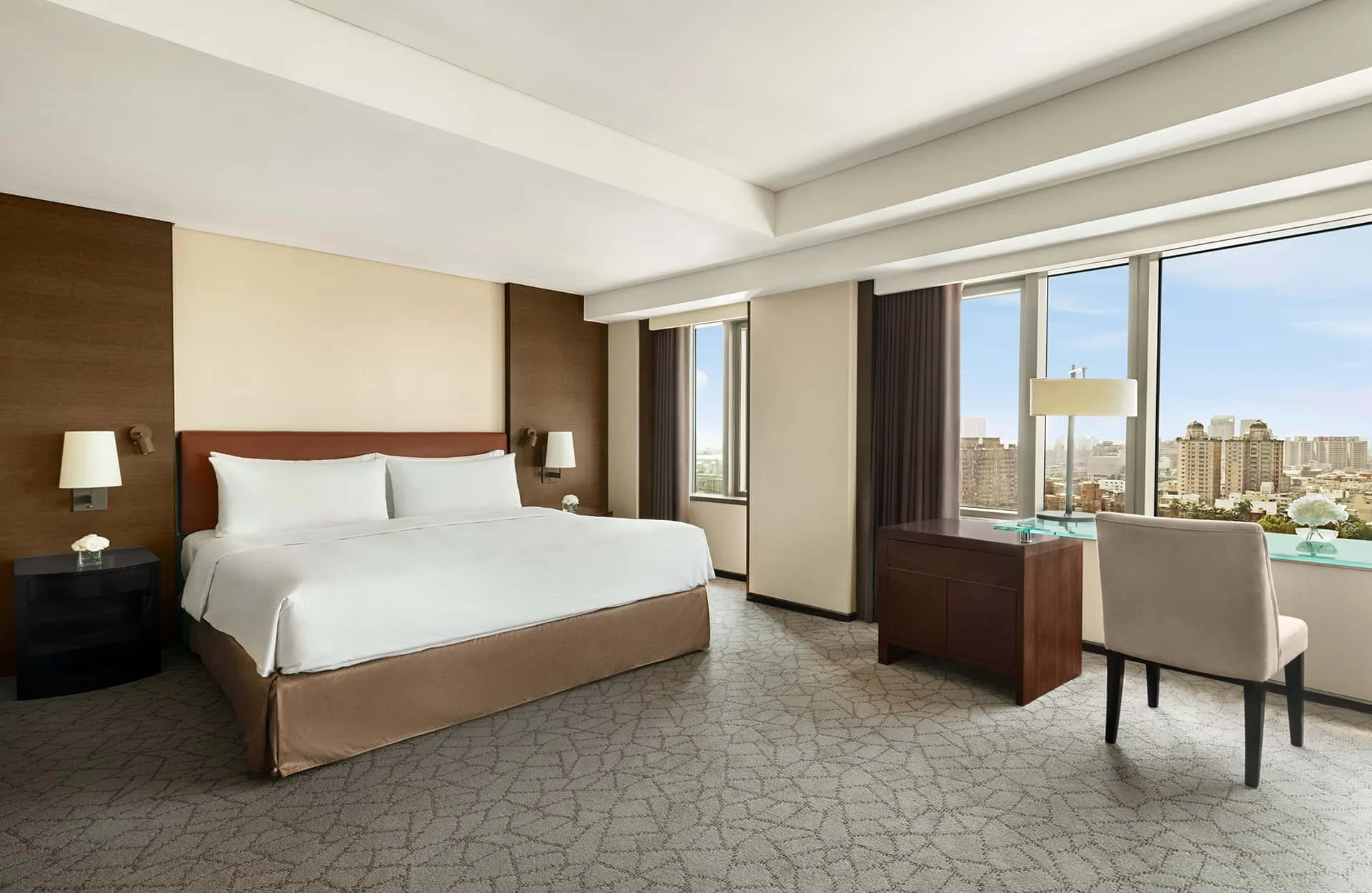 【台灣在地美食】坐擁府城市景的「尊榮客房」房型。©台南遠東香格里拉