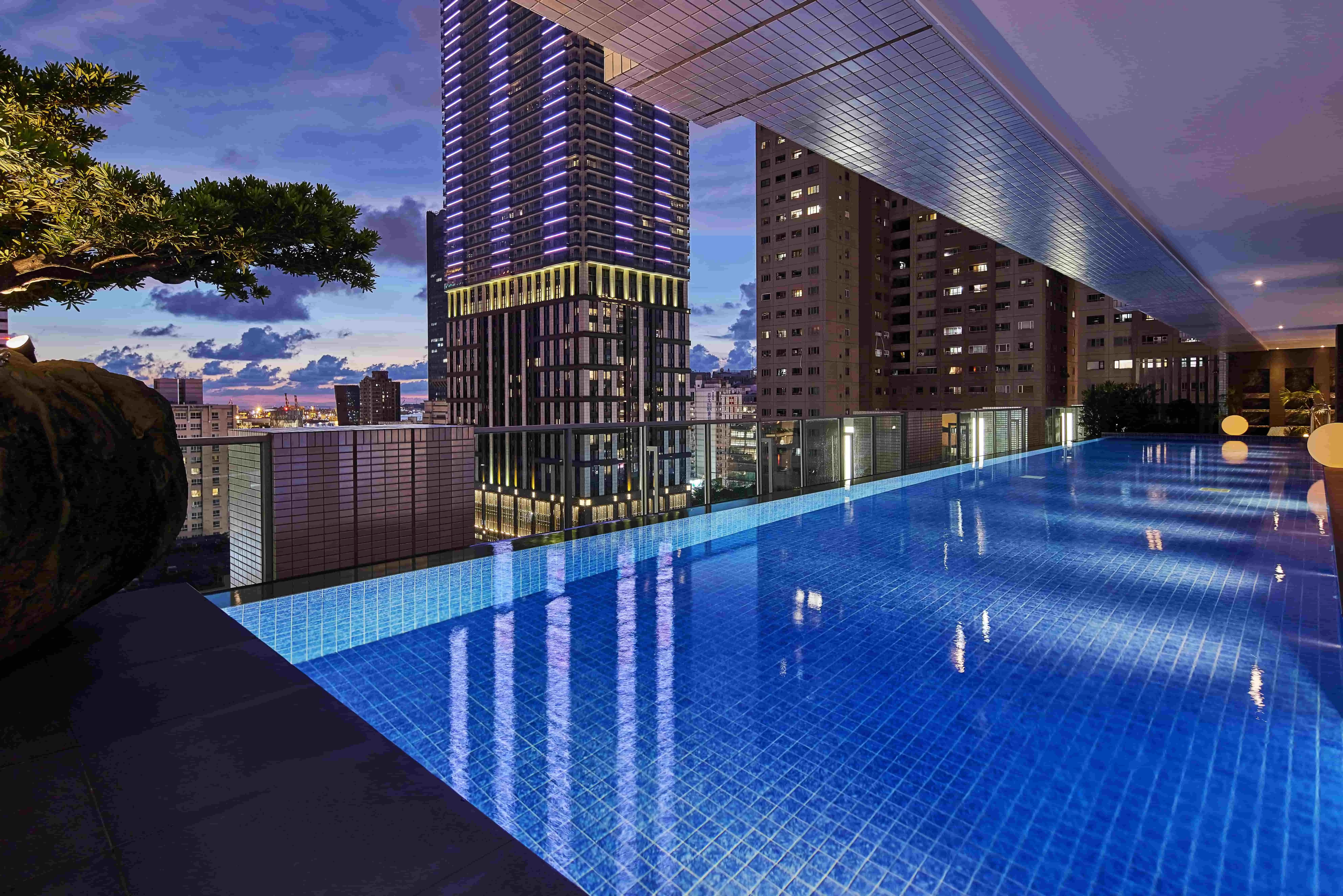 【台灣在地美食】半露天的泳池享有絕佳視野。©晶英國際行館 Silks Club