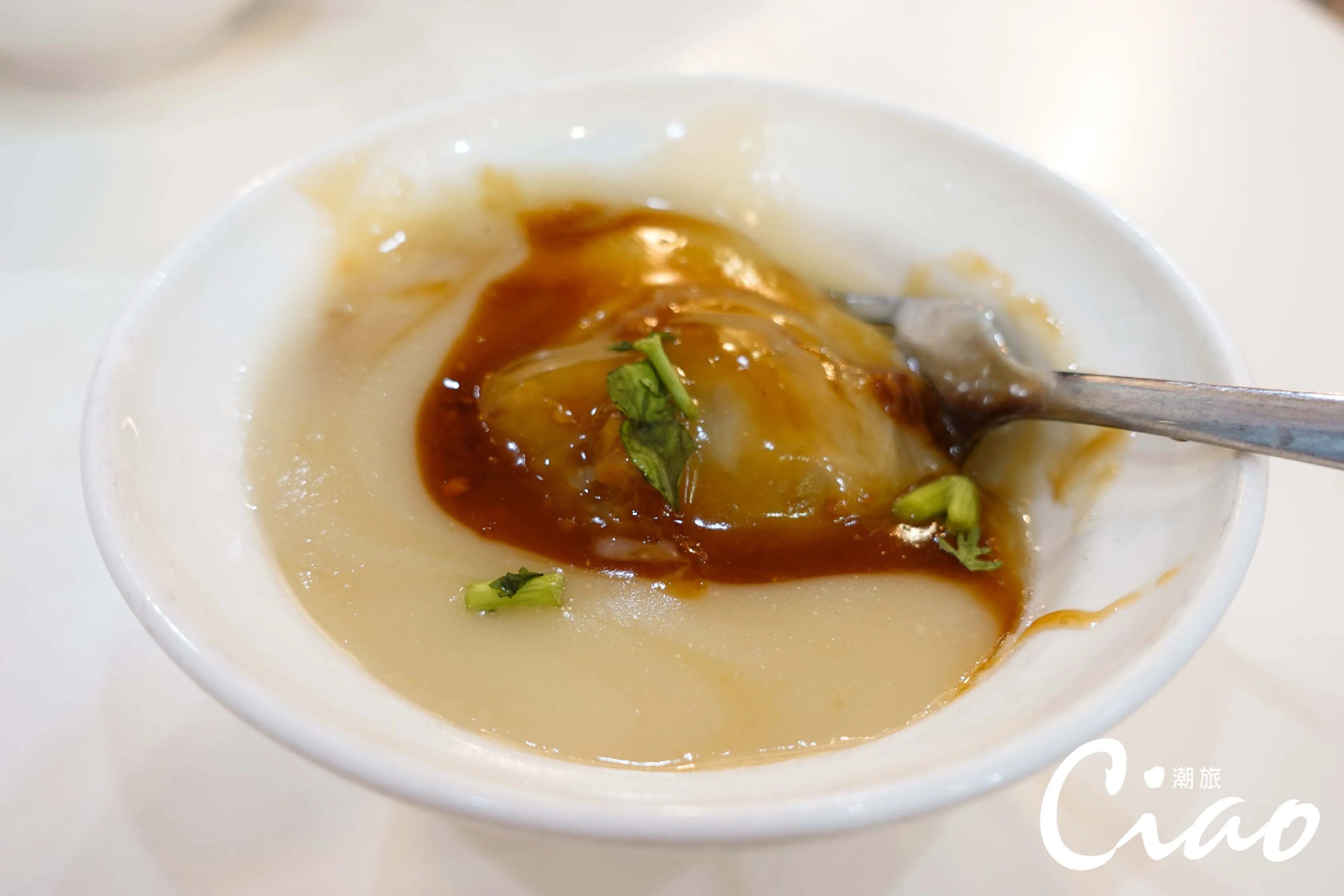 【台灣在地美食】兩色醬料與香菜碎覆於肉圓表面，增添豐富的味覺層次。