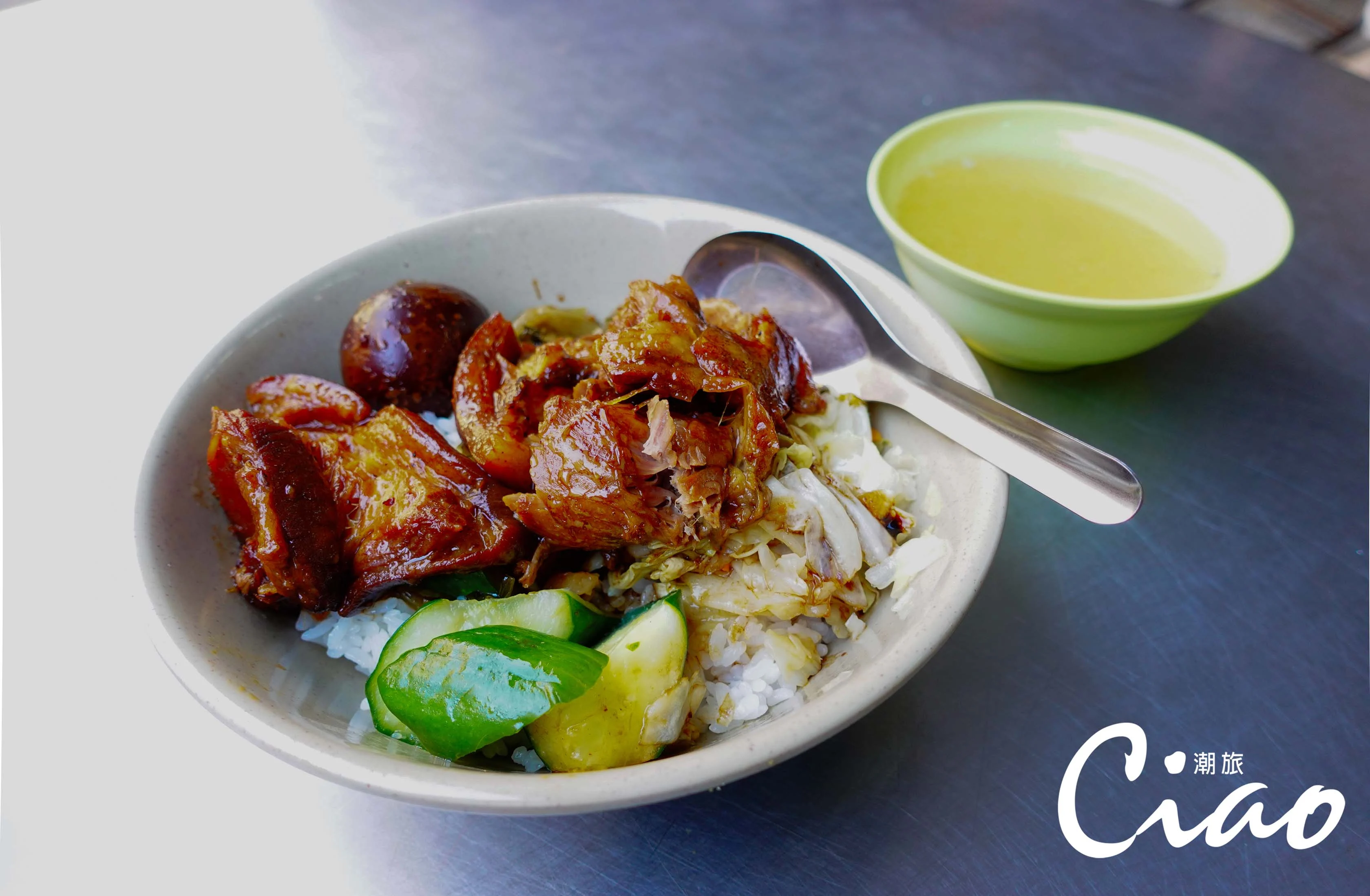 【台灣在地美食】除了香氣四溢的豬腳肉飯外，一旁免費的大骨湯也供客人自行取用。