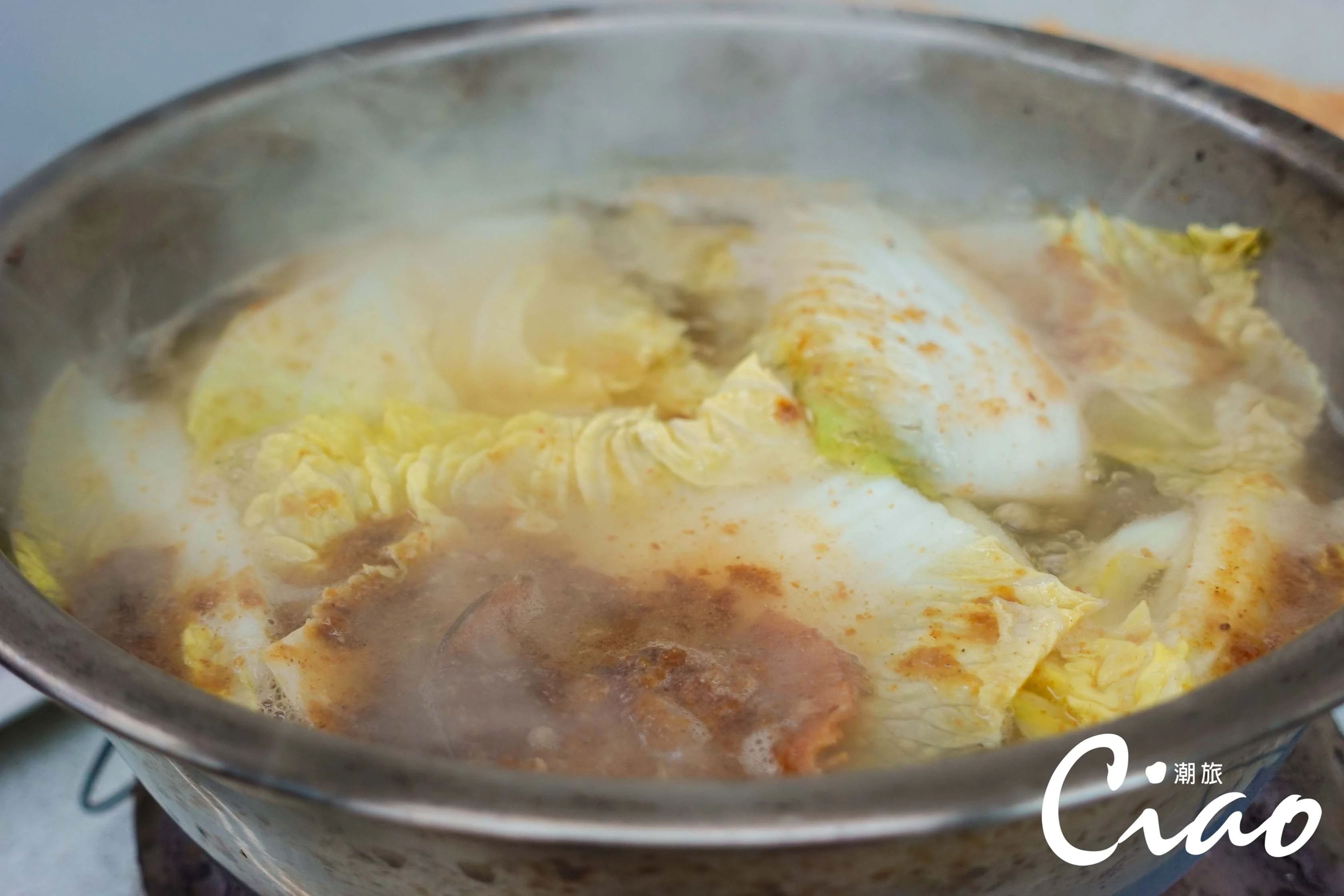 【台灣在地美食】以手炒沙茶為基底的湯頭沒有過多複雜調味，忠實呈現食物本味。