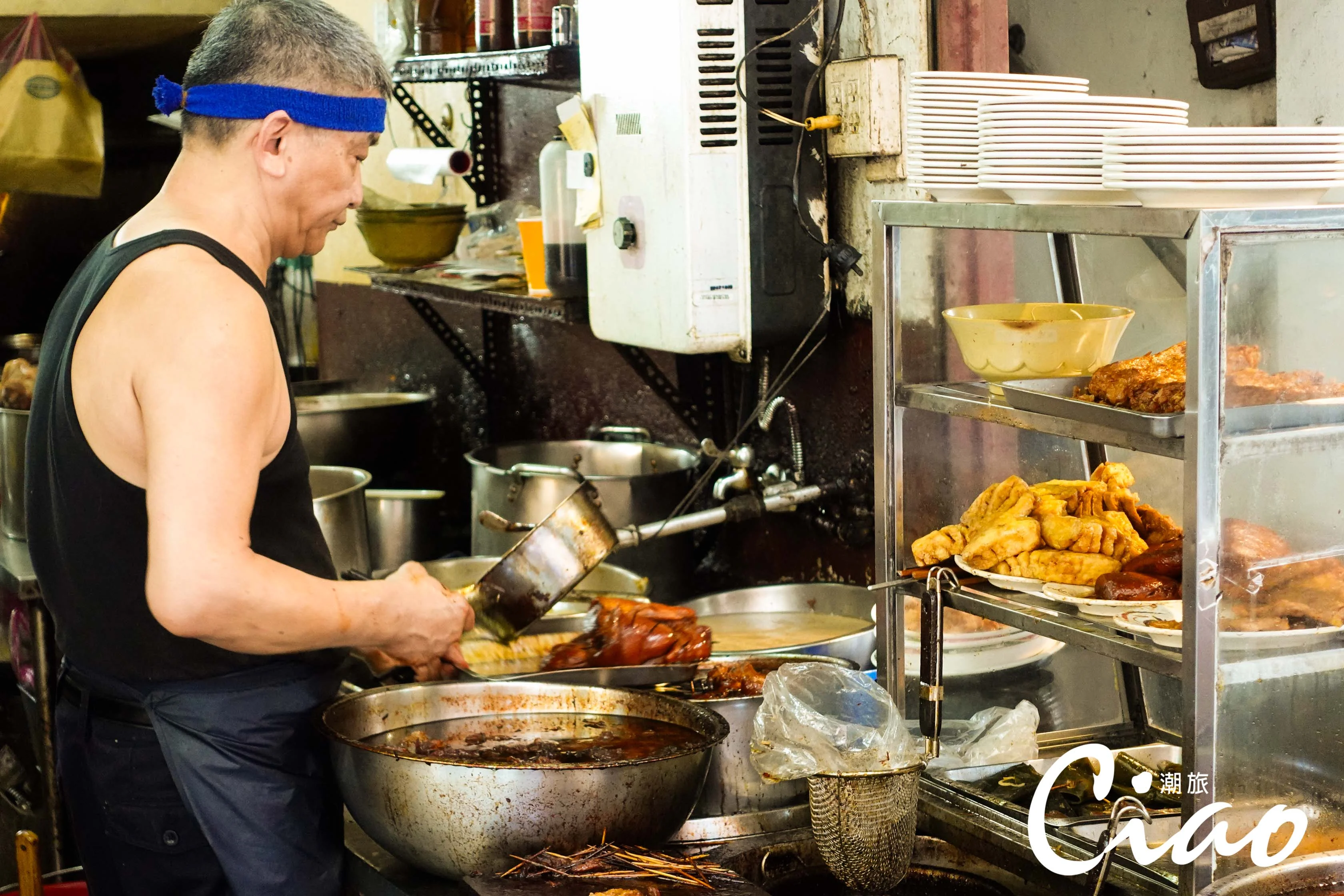 【台灣在地美食】熟練地處理一鍋鍋豬腳肉，彰顯了經年累月的功夫。