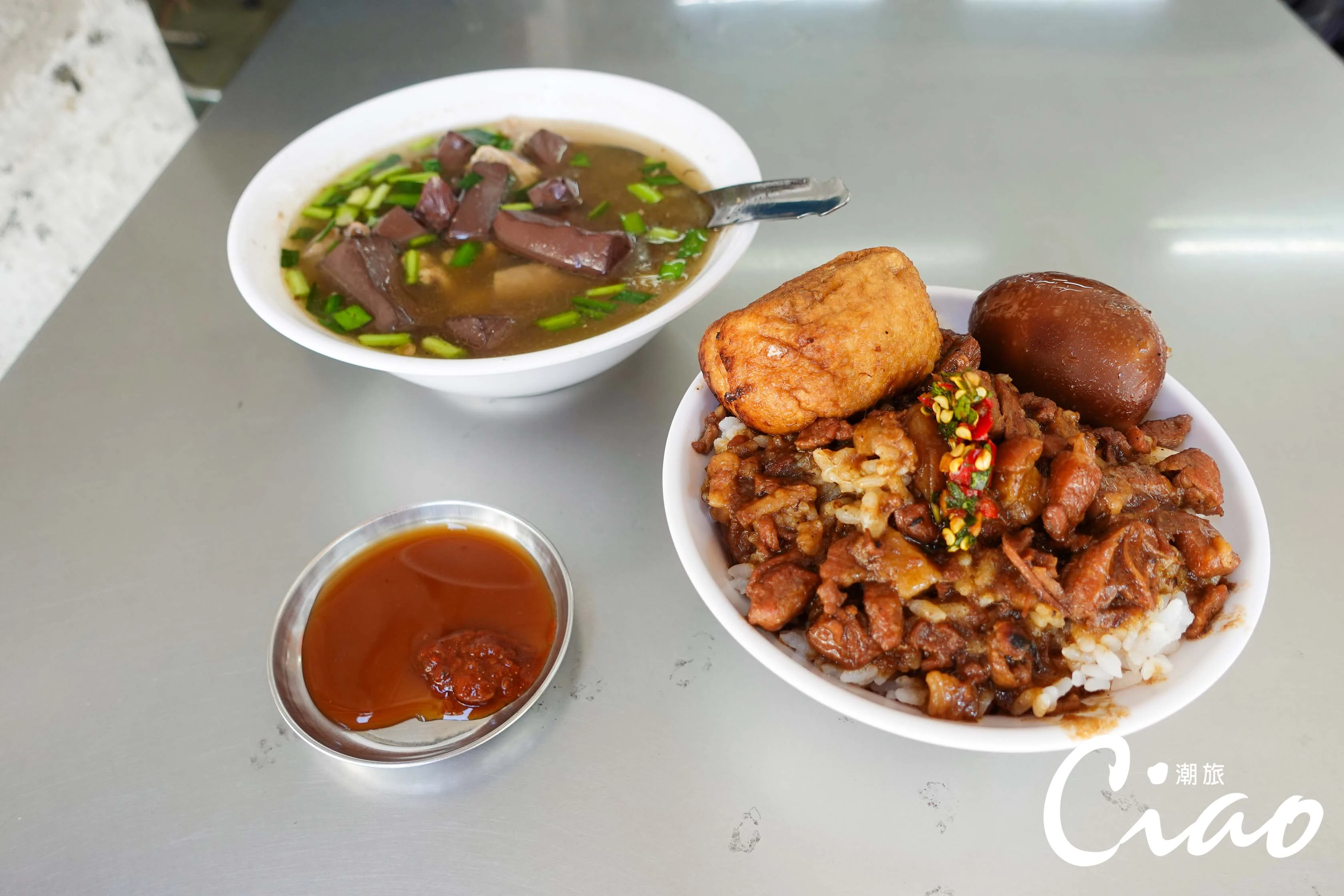 【台灣在地美食】一碗肉燥飯一碗豬血湯，是平凡但幸福的美味。