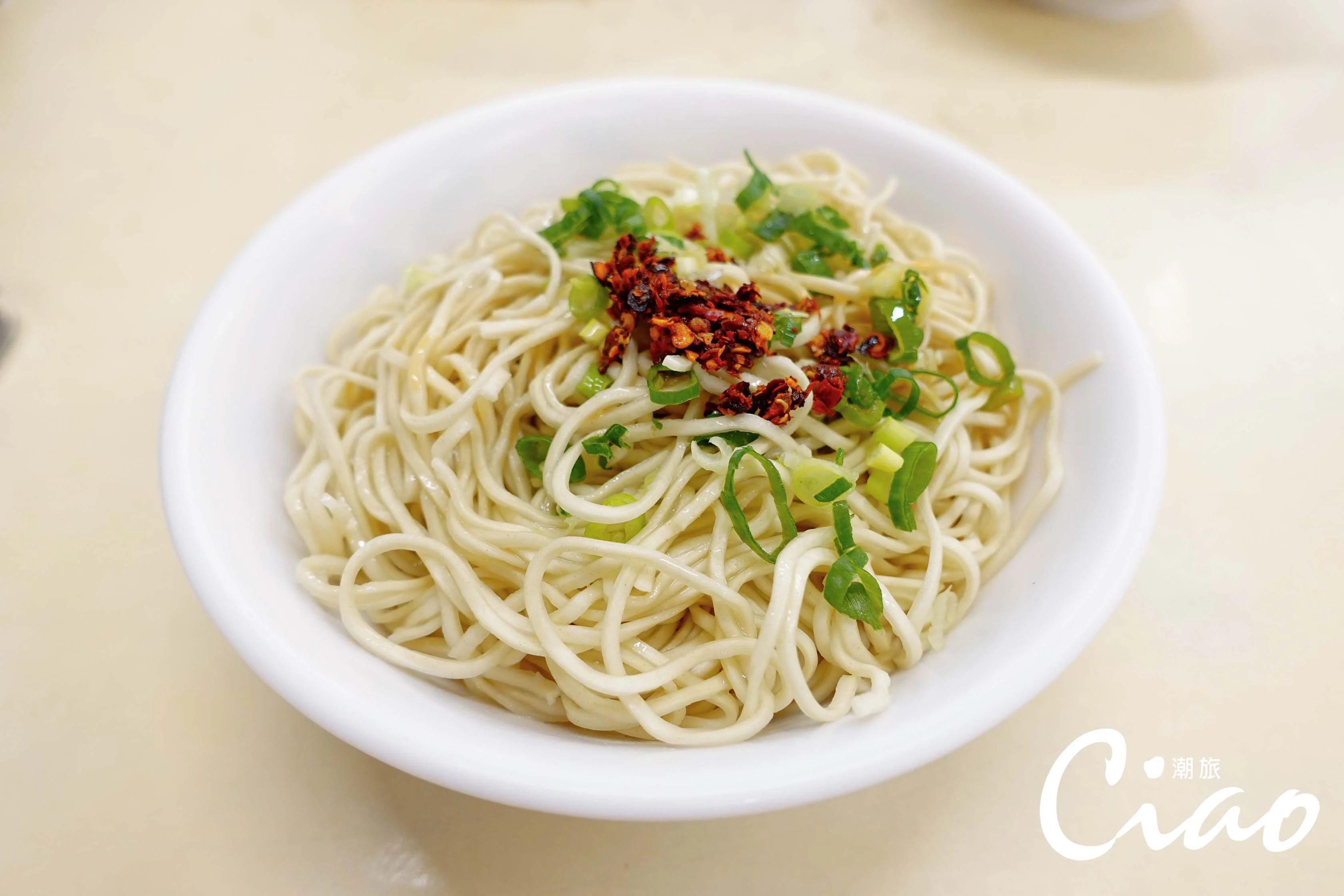 【台灣在地美食】按喜好依序加入烏醋、辣油、辣渣後再拌開，絕對是意想不到的滋味。