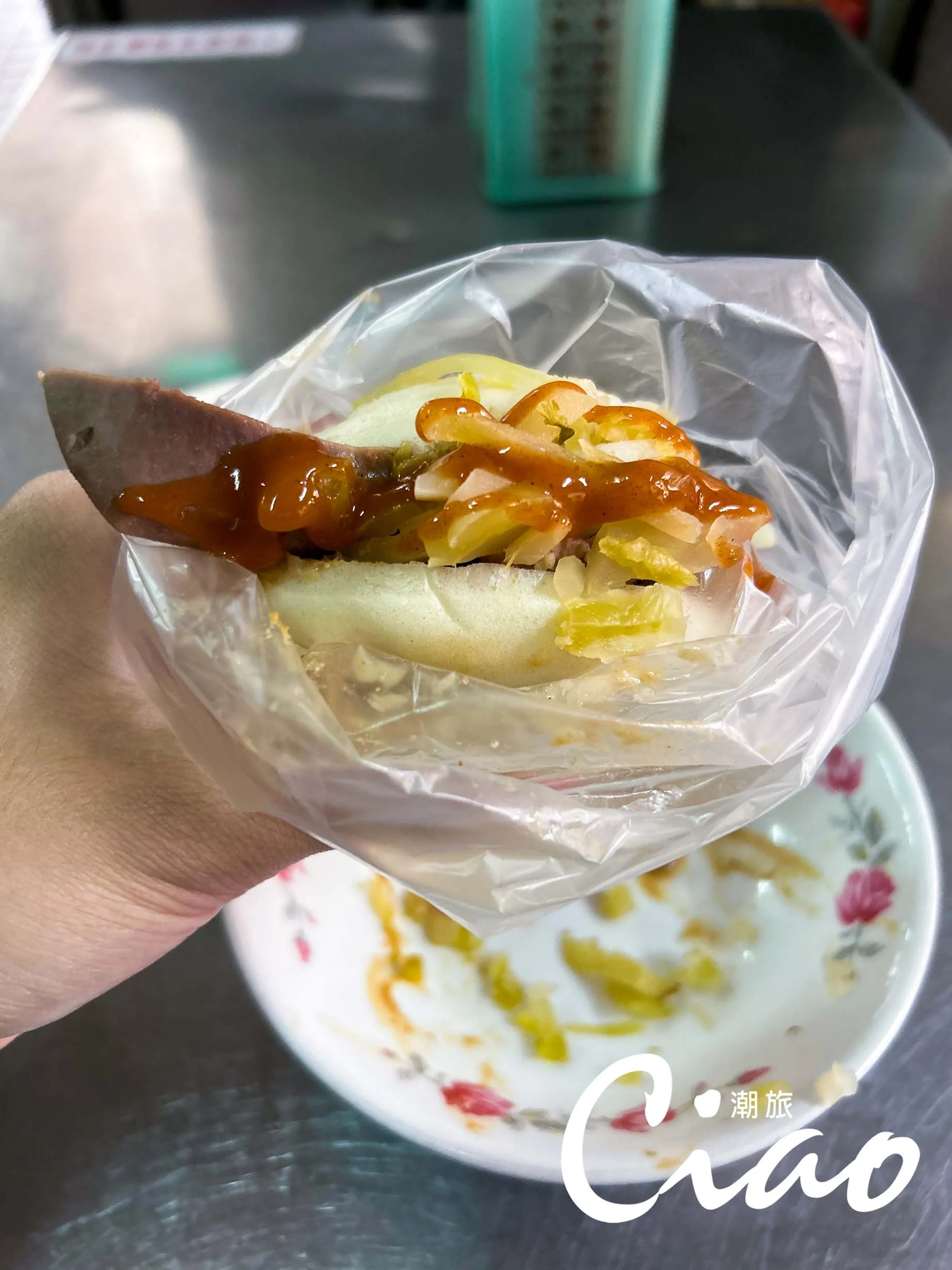 【台灣在地美食】每個桌上都會貼心附上塑膠袋怕客人弄髒手，也提供醬料可自由取用。