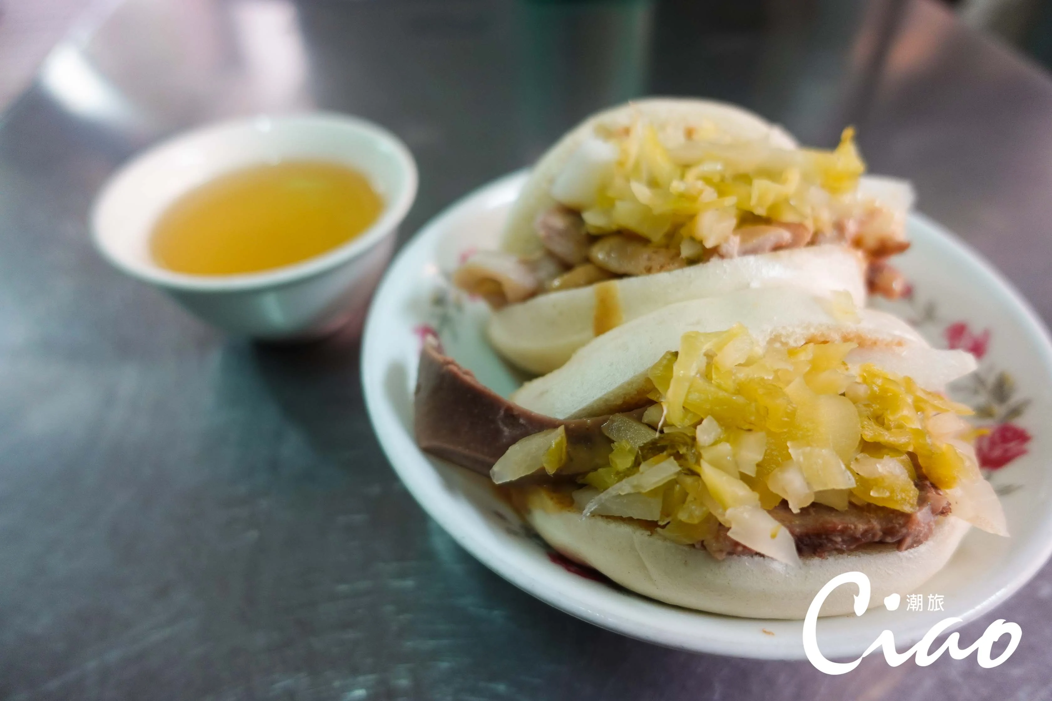 【台灣在地美食】一份兩個割包，還有吸收豬肉精華的免費湯品能續碗。