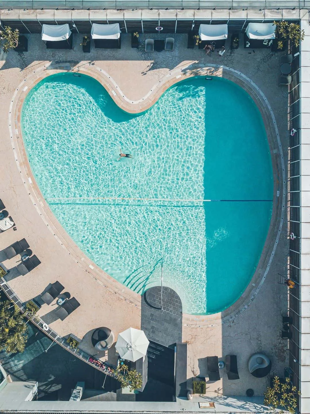 【台灣在地美食】心形的室外泳池，為入住時光增添一抹浪漫。©台南遠東香格里拉