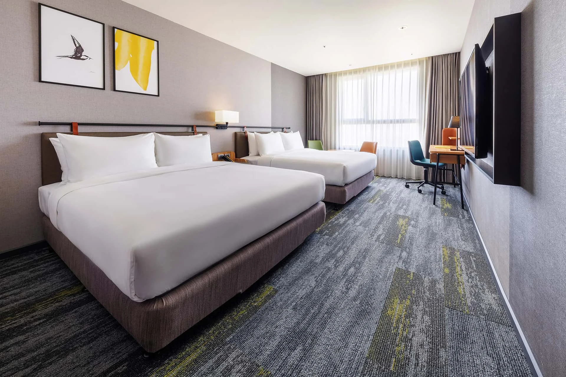 【台灣在地美食】擁有兩大床的「高級客房」空間舒適，配有大面窗採光柔亮。©嘉義福容voco酒店