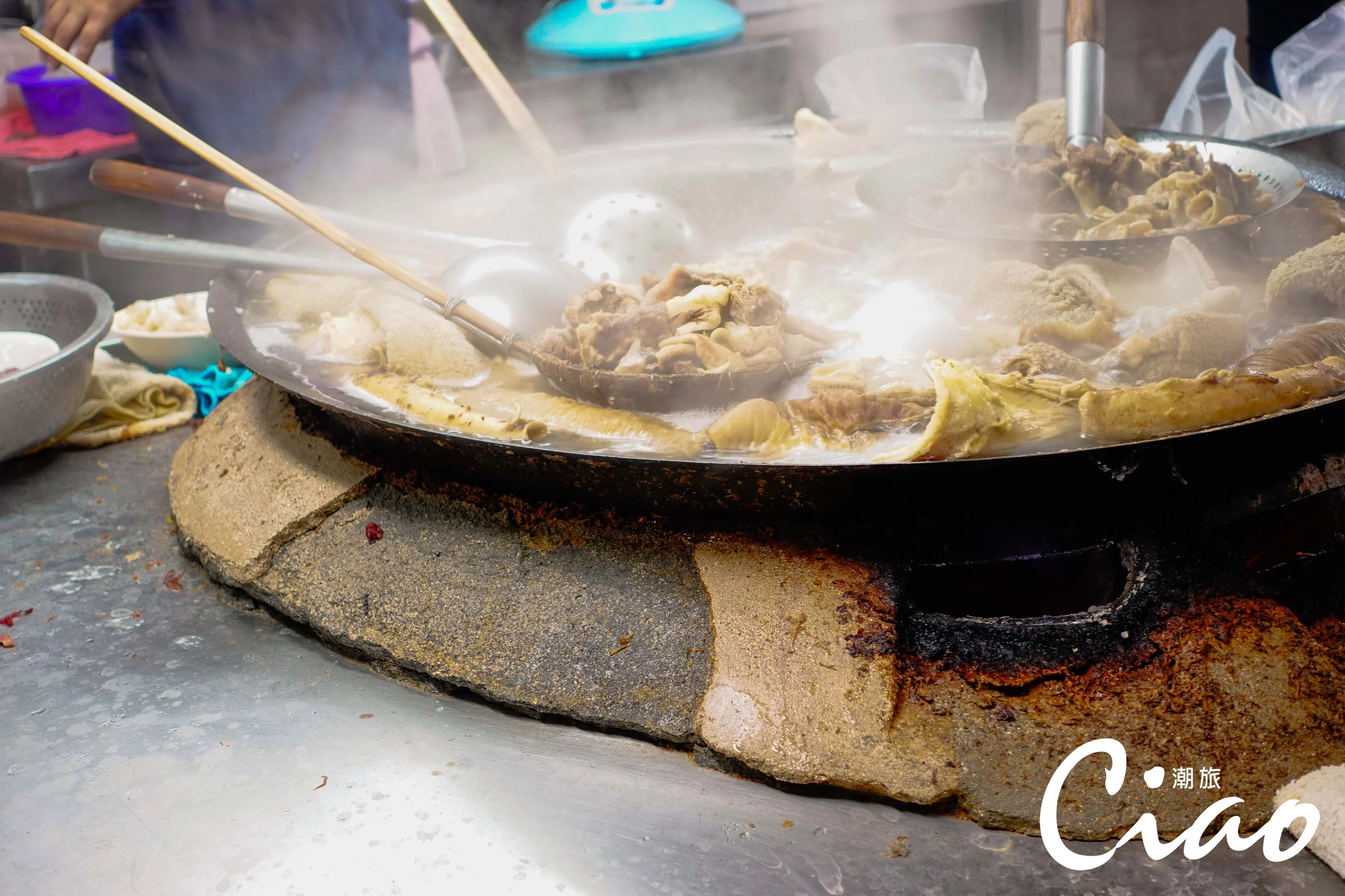 【台灣在地美食】大鐵鍋燉煮出的食材精華，經由一碗碗的湯送進食客口中。