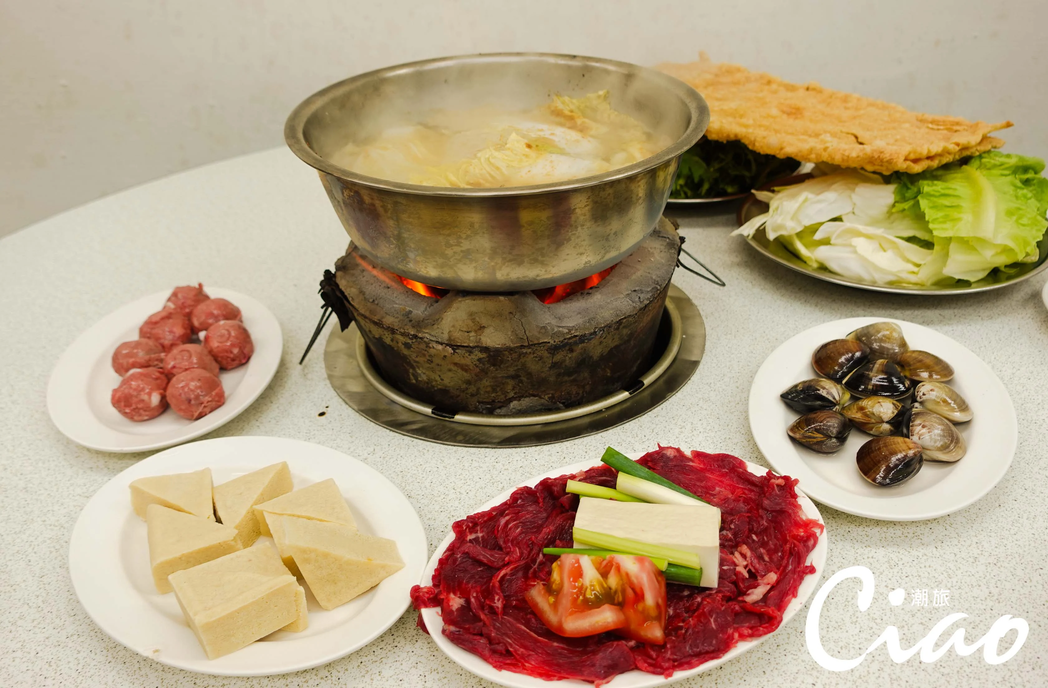 【台灣在地美食】每組客人桌上幾乎都會有的牛肉片、豆皮，可見其魅力所在。