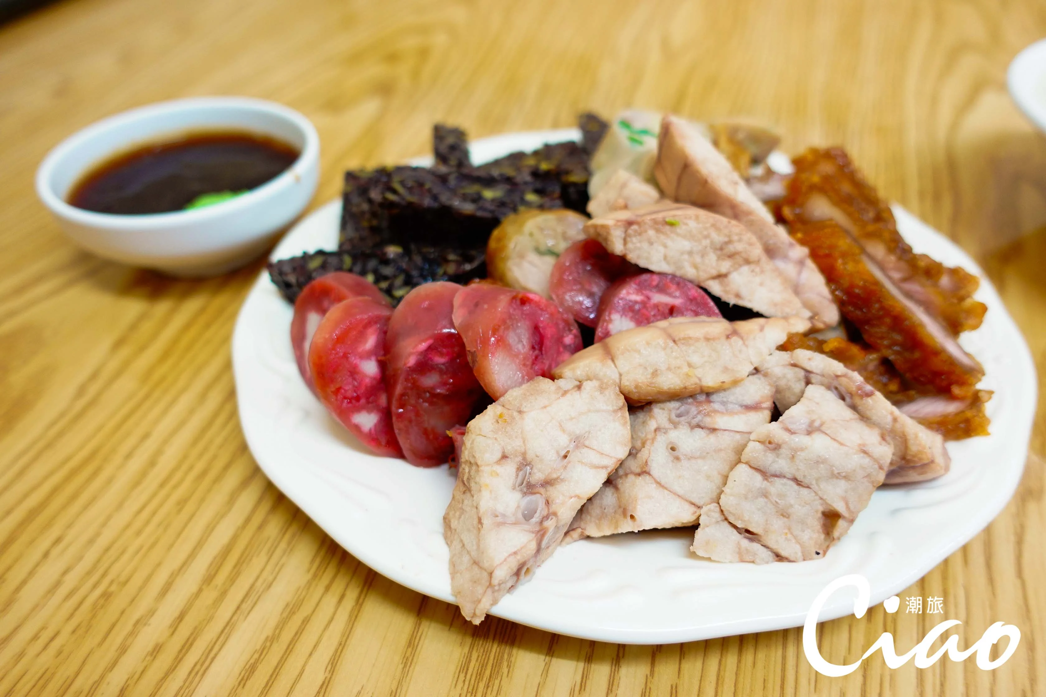 【台灣在地美食】一盤魯熟肉配上米粉湯，已在嘉義南門圓環一帶風靡數十年。