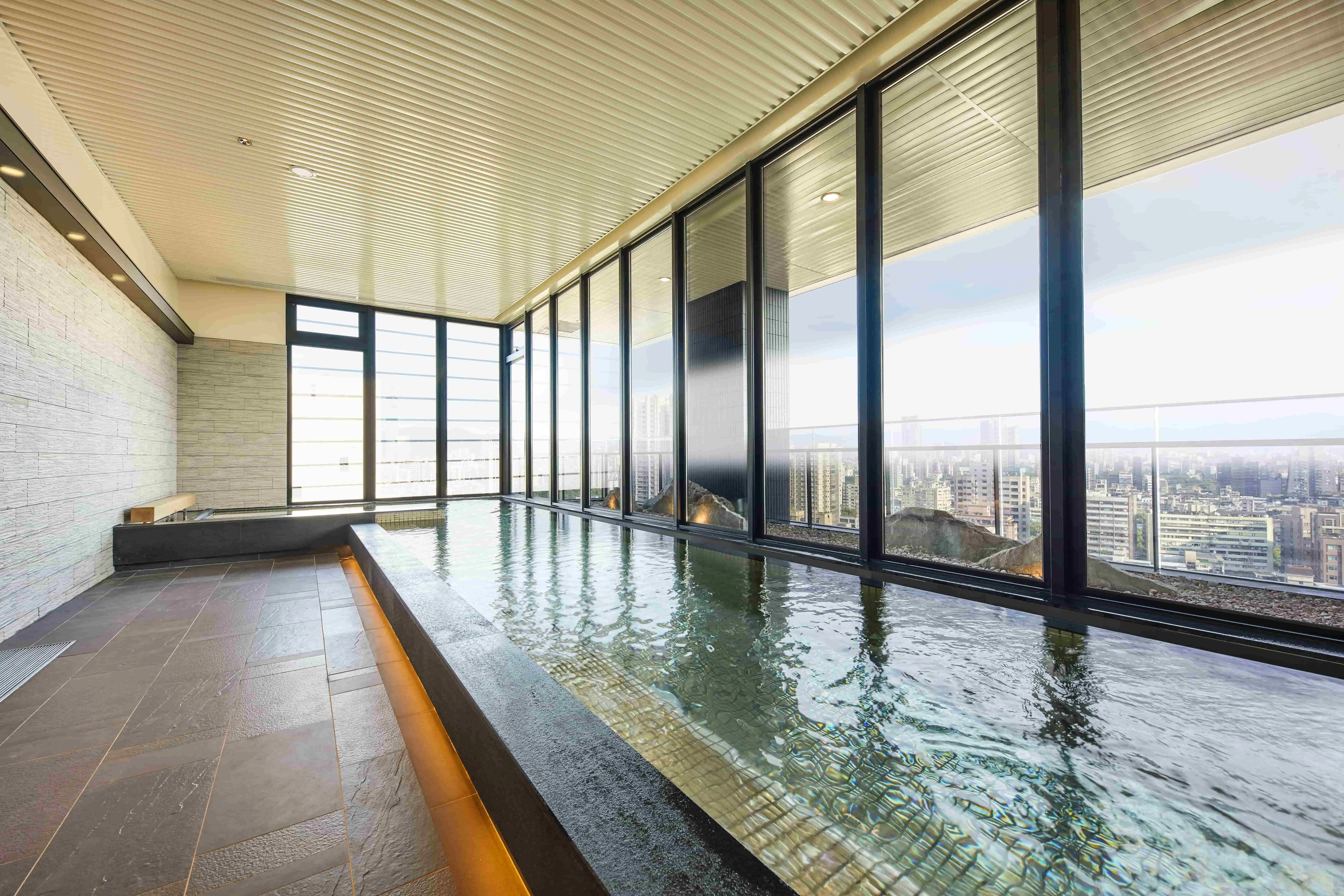 【台灣在地美食】在女湯的浴場空間中可欣賞城市風景。©和苑三井花園飯店 台北忠孝