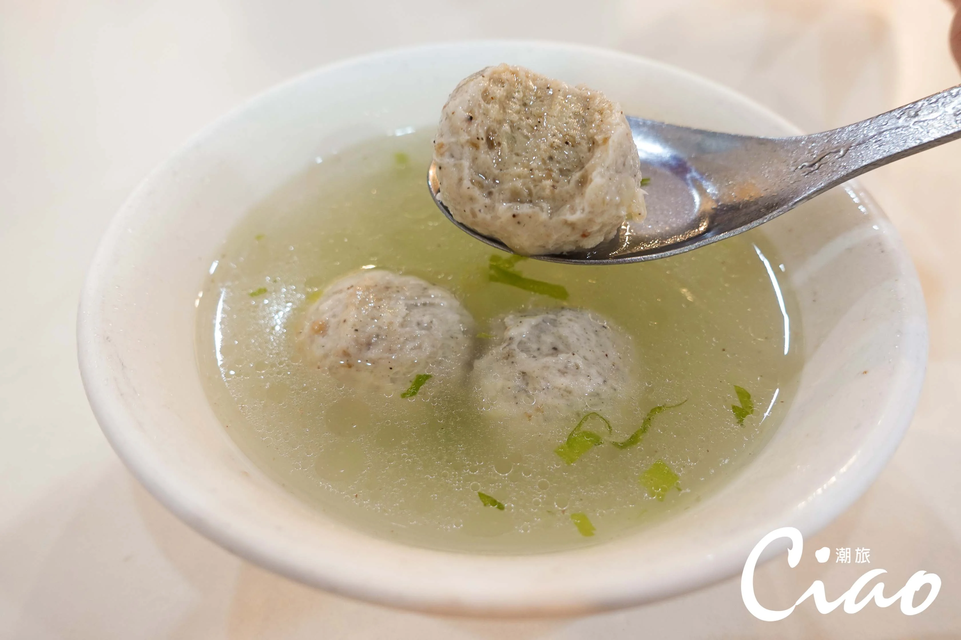 【台灣在地美食】務必來碗鮮味十足的魚丸湯配上肉圓一同食用。
