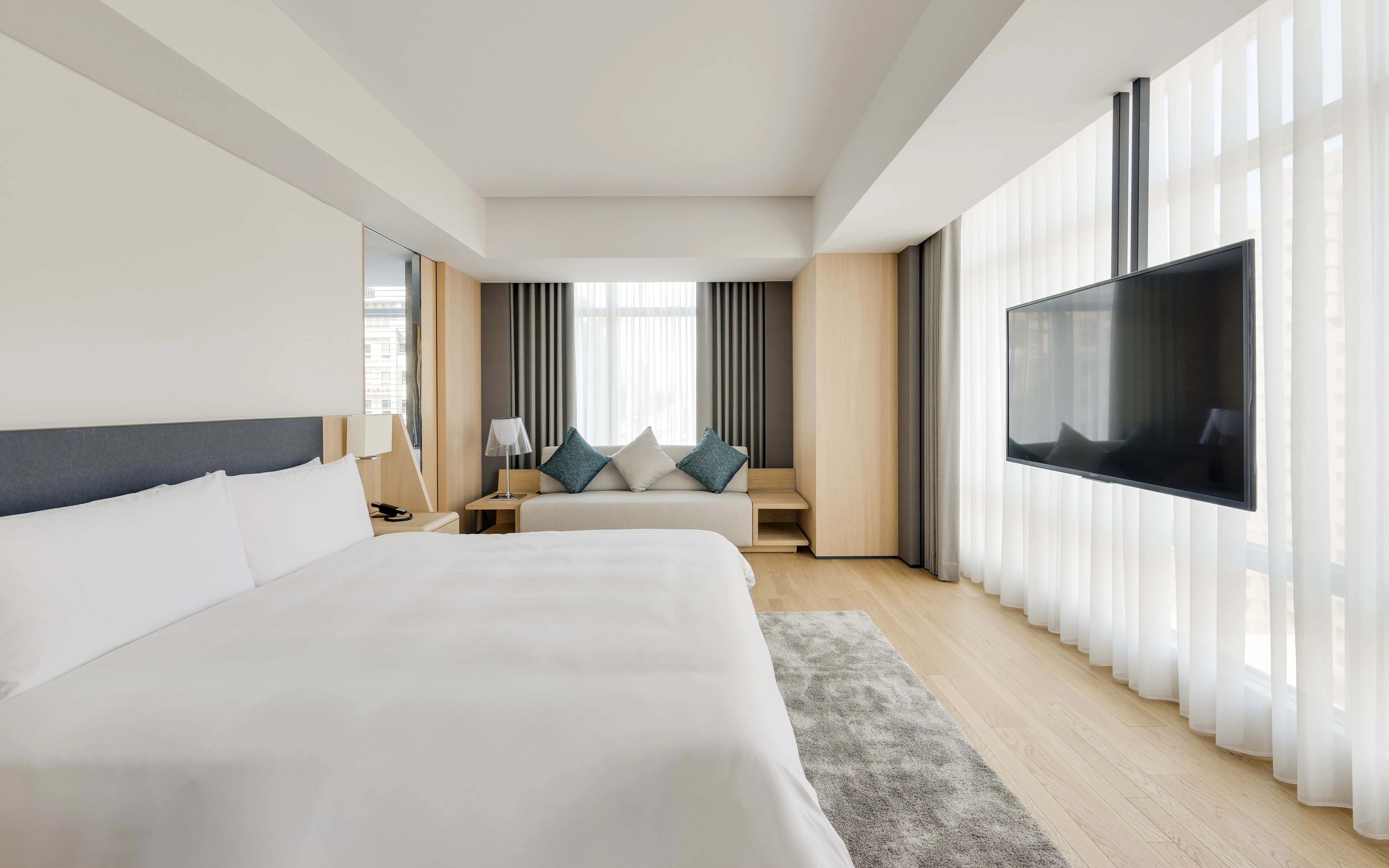 【台灣在地美食】可俯瞰海景、市景的「御質行驛 雙景大床套房」。©晶英國際行館 Silks Club