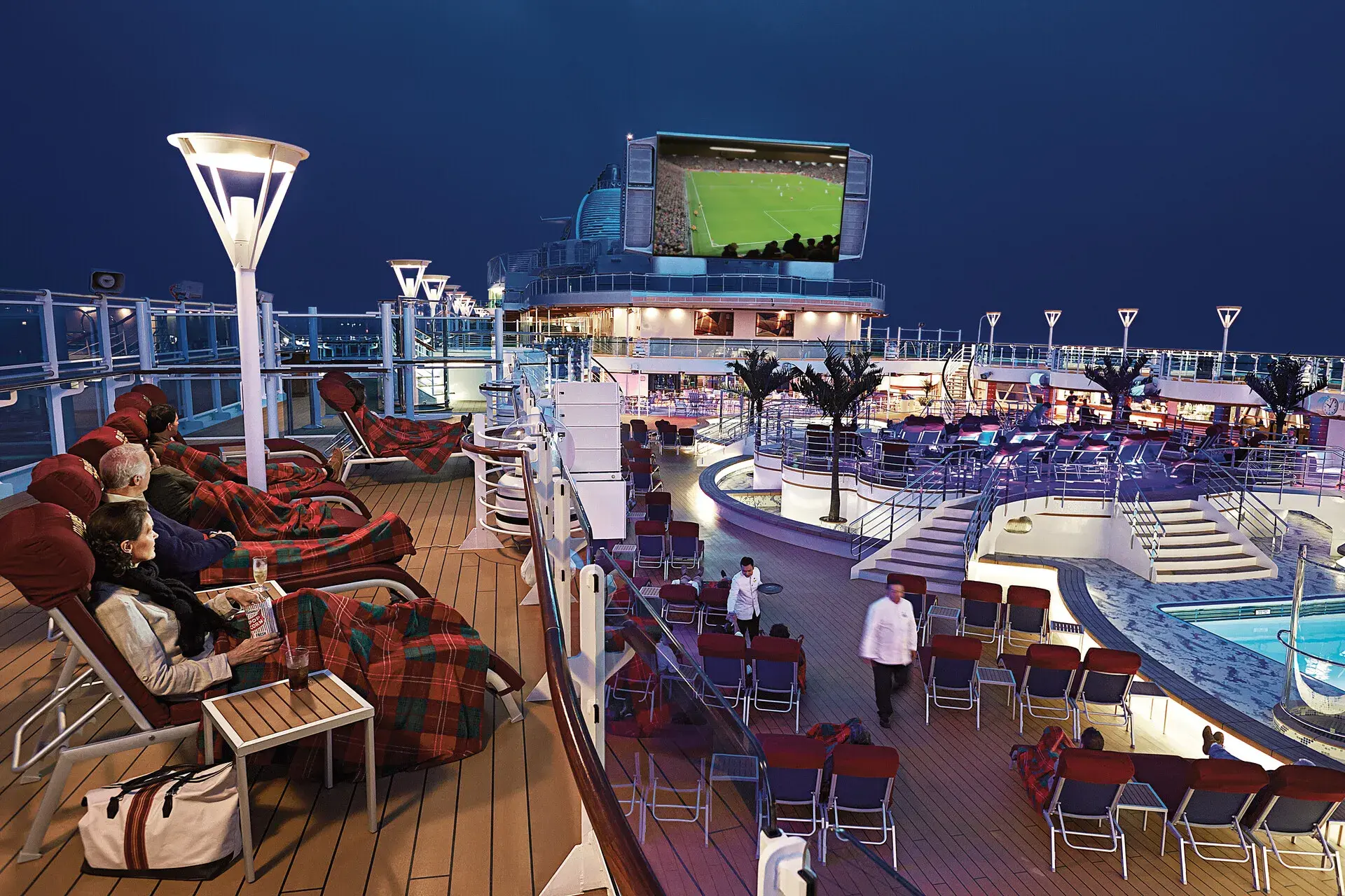 2024郵輪旅遊07 04. 圖說四:在星空露天電影院享受一場視覺盛宴,在露天池畔的300平方英尺的巨型螢幕與6萬9千瓦特的音響系統戲院級設備陪襯下觀賞電影和體育賽事。 1