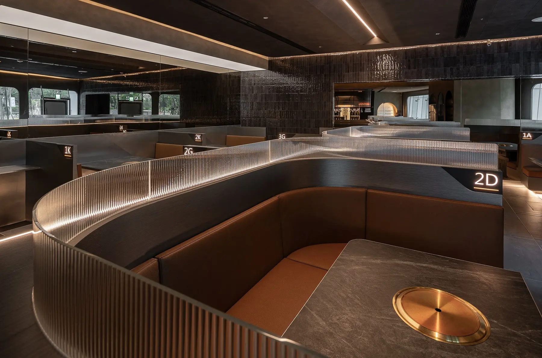 【星胡同】星胡同利用弧線和圓拱設計，並以象徵橘焱胡同集團的紅銅光暈與白色流線相互輝映，打造摩登科技的用餐空間