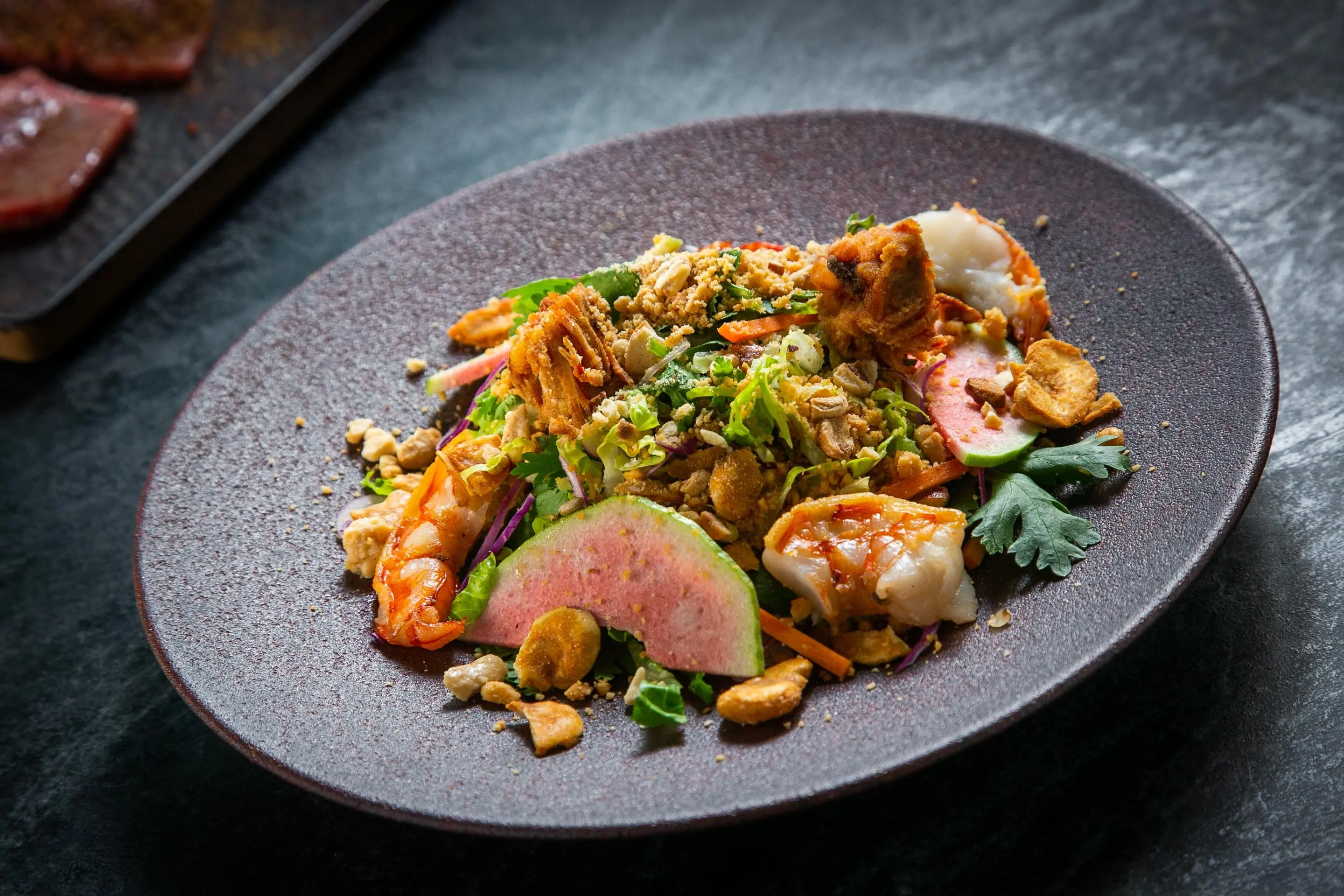 【星胡同】cnx清邁泰北沙拉將羅望子油醋、海蝦，以及堅果和水果的豐富質地相互交織，一口吃下，體驗到令人驚艷的豐富層次