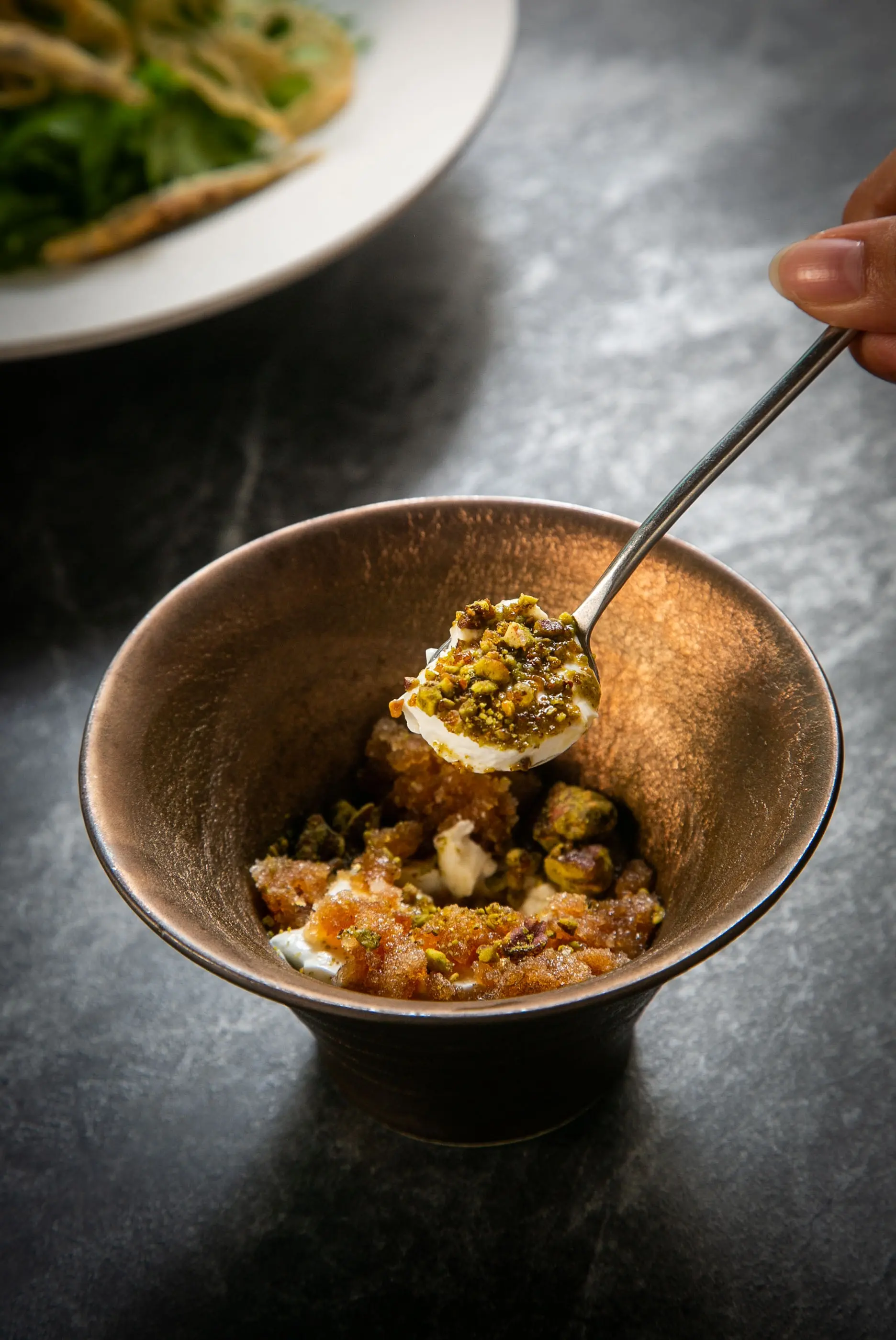 【星胡同】oka冲繩鮮奶酪嚴選的沖繩黑糖和日本中澤乳霜為基底，佐以香脆的堅果帕林，呈現出簡單卻多變化的風味